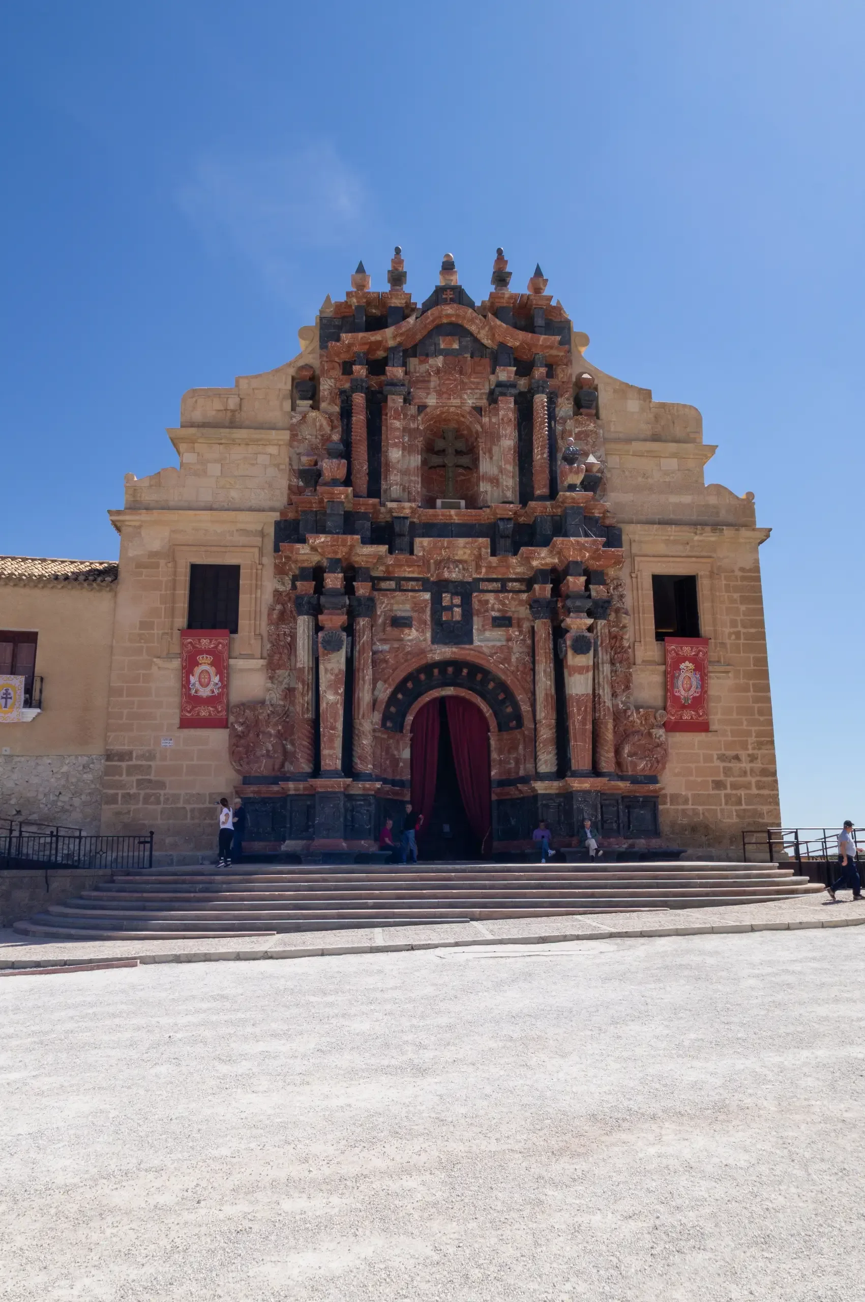 Vista completa de la fachada de entrada de la Basílica de la Vera Cruz
