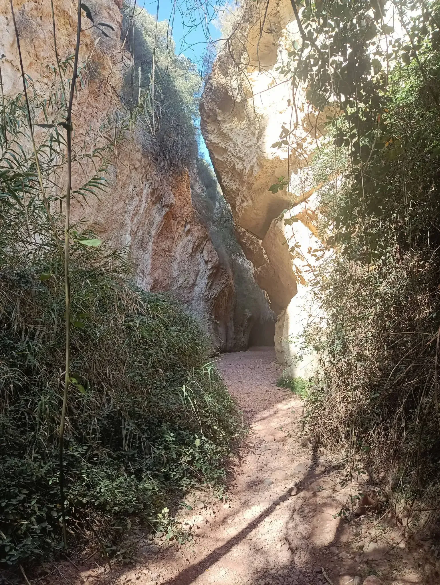 Stenen formaties en wandelroute door Estrecho de la Arboleja bij Aledo, uitzicht 14