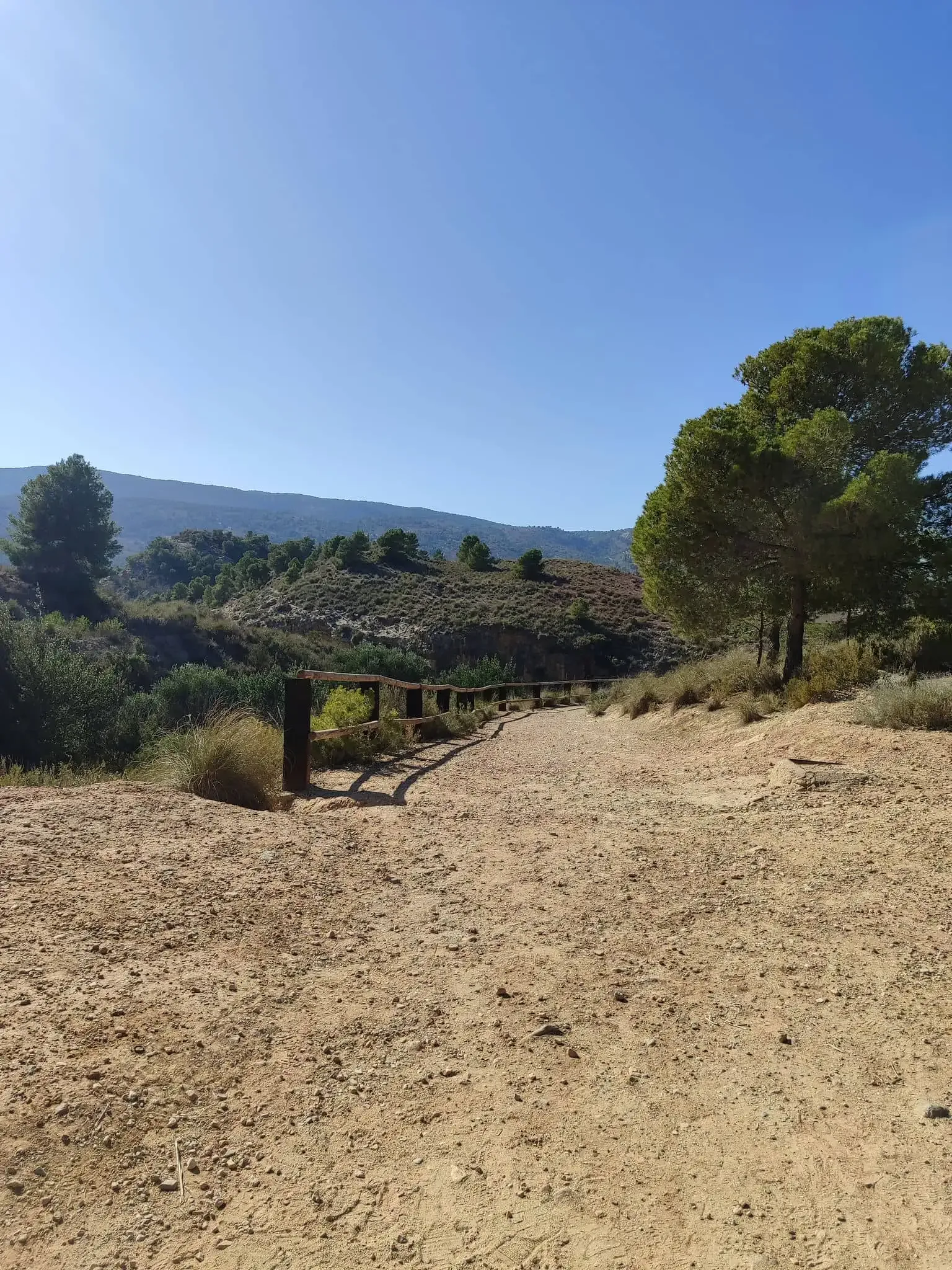 Stenen formaties en wandelroute door Estrecho de la Arboleja bij Aledo, uitzicht 9
