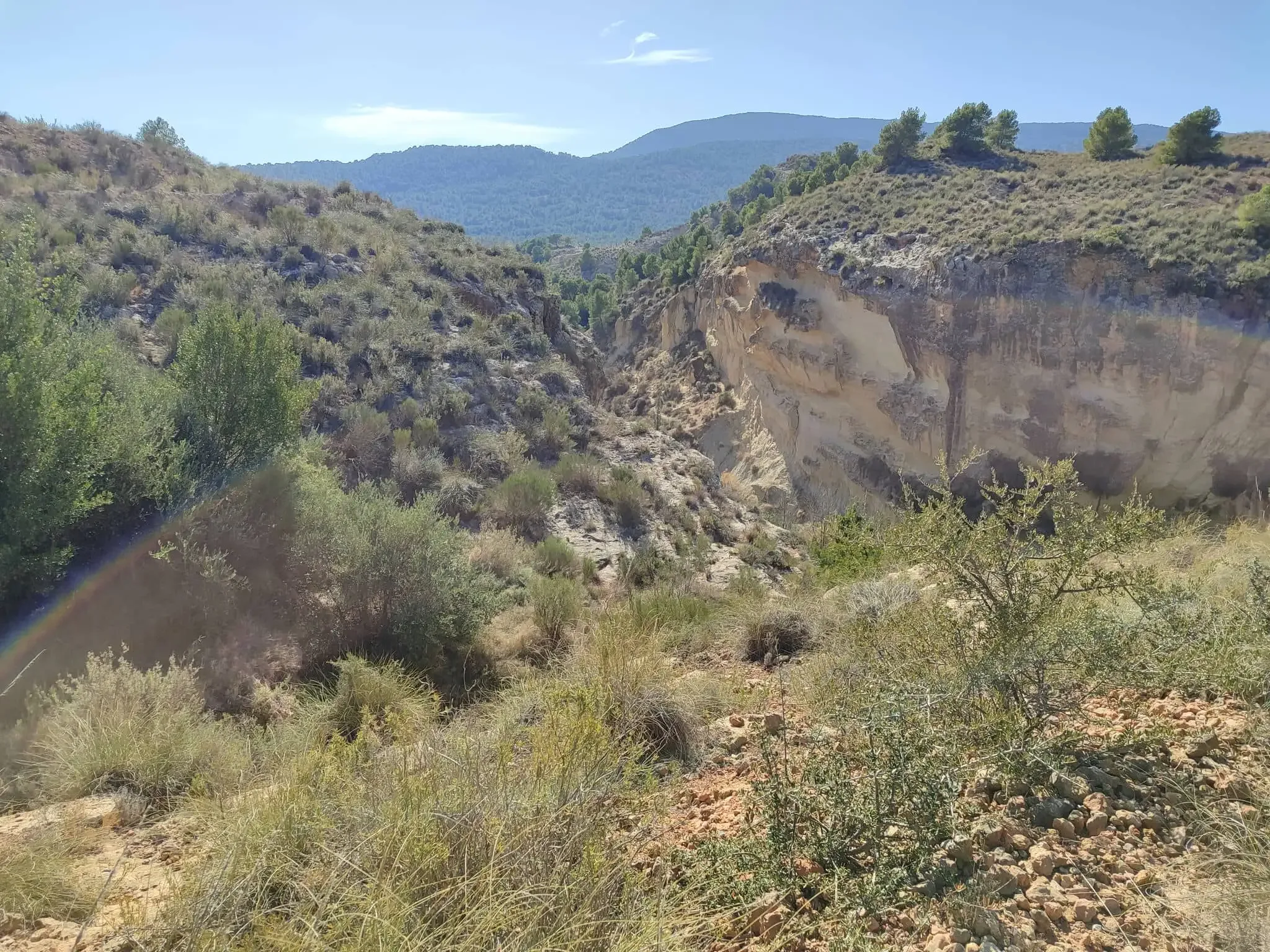 Stenen formaties en wandelroute door Estrecho de la Arboleja bij Aledo, uitzicht 11