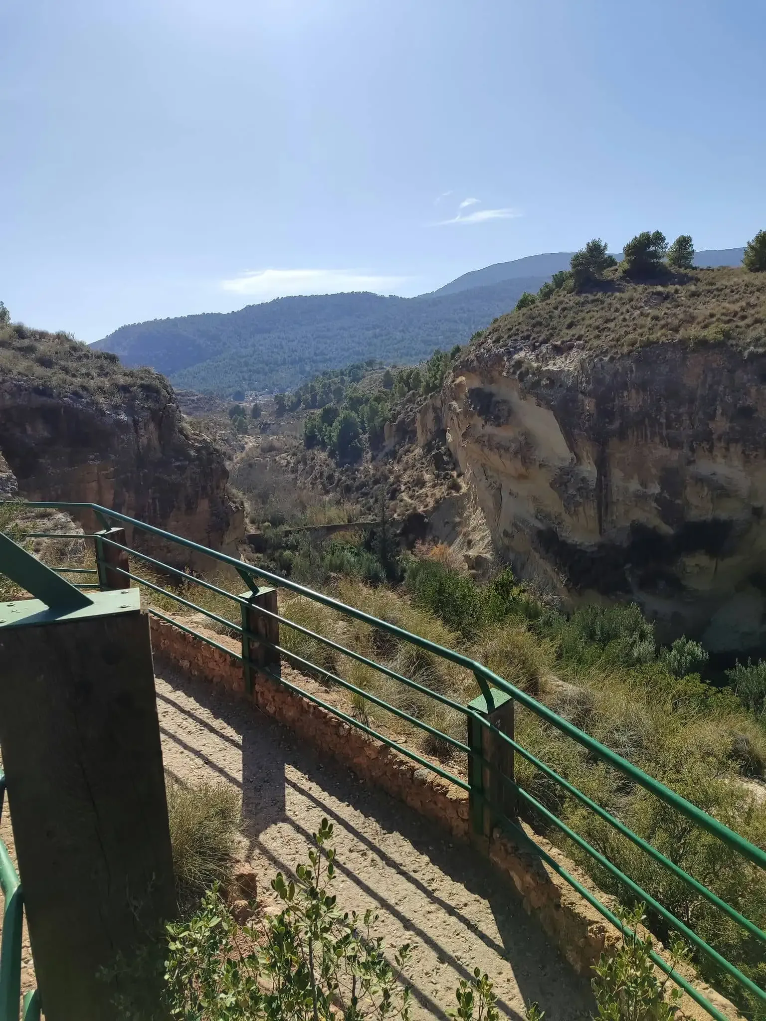 Stenen formaties en wandelroute door Estrecho de la Arboleja bij Aledo, uitzicht 12