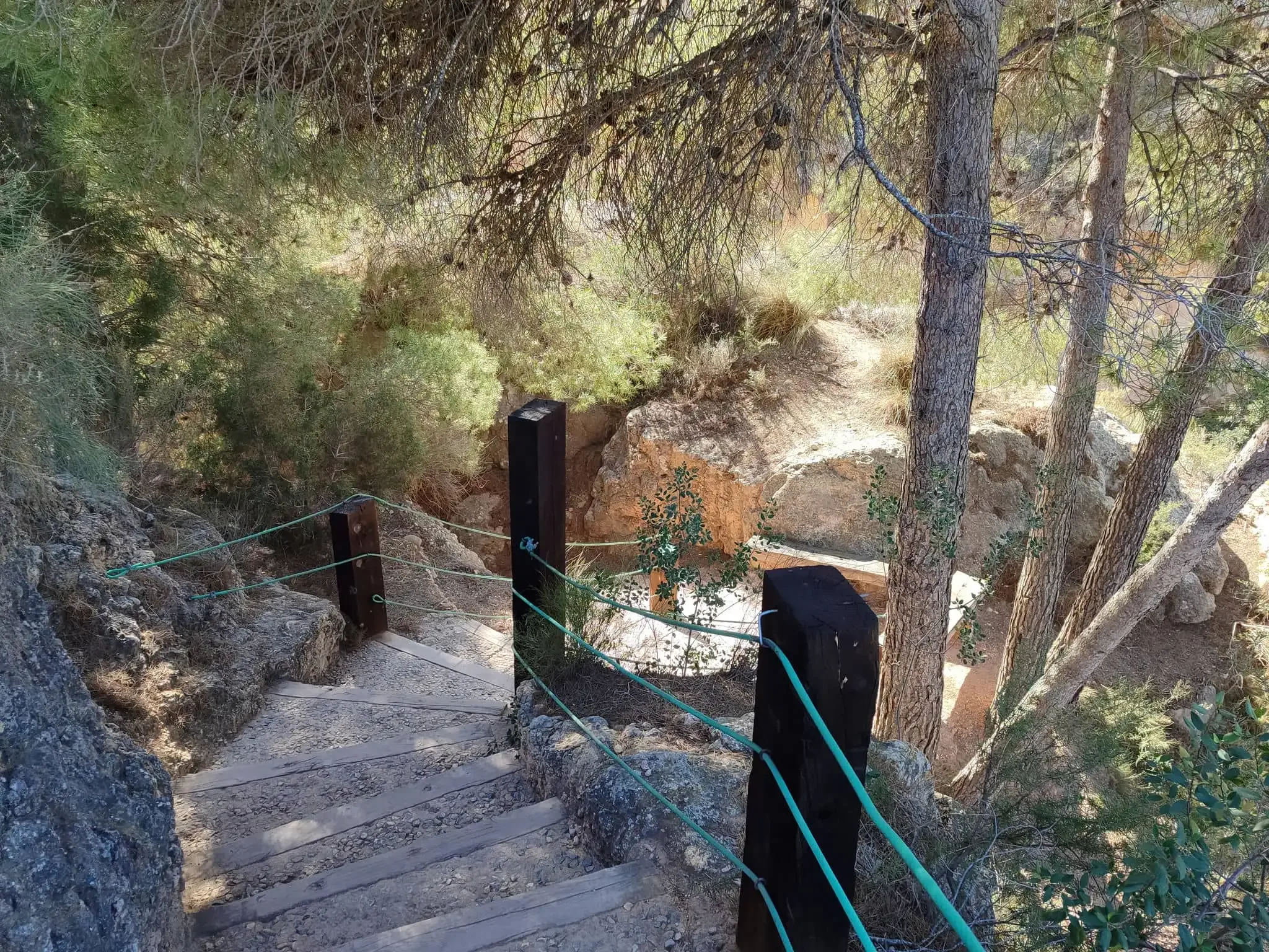 Stenen formaties en wandelroute door Estrecho de la Arboleja bij Aledo, uitzicht 13