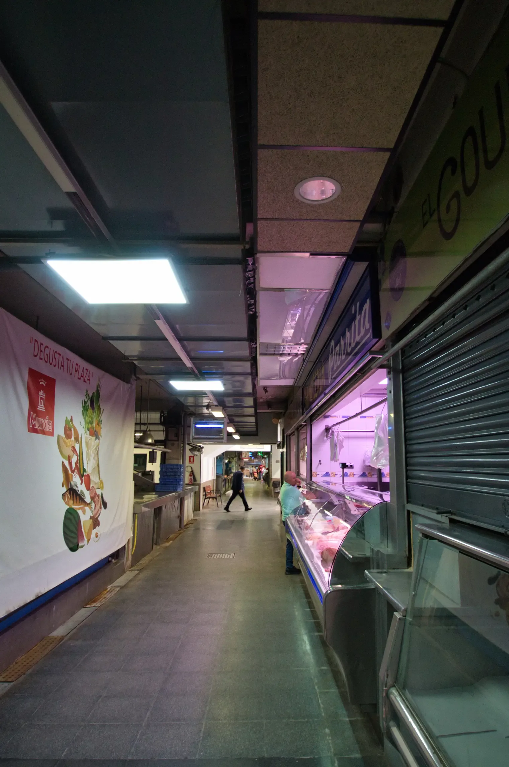 Puestos de comida dentro del Mercado de Verónicas en Murcia