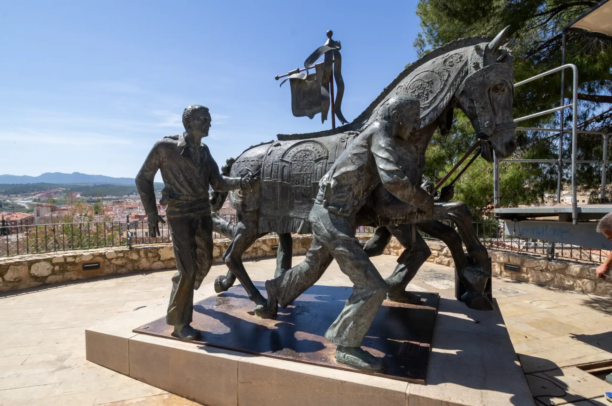 Sculpture du monument des chevaux de vin surplombant Caravaca de la Cruz, vue 1