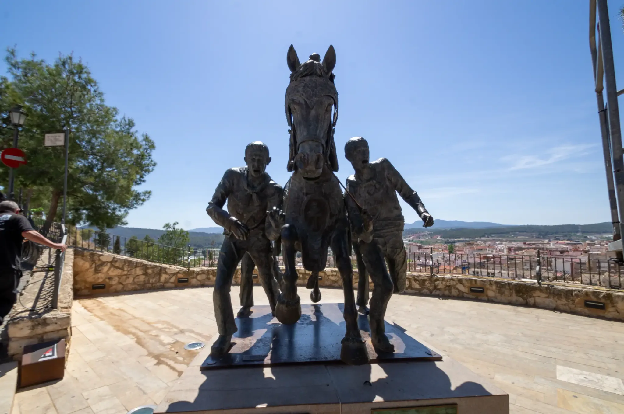 Sculpture du monument aux chevaux de vin surplombant Caravaca de la Cruz, vue 3