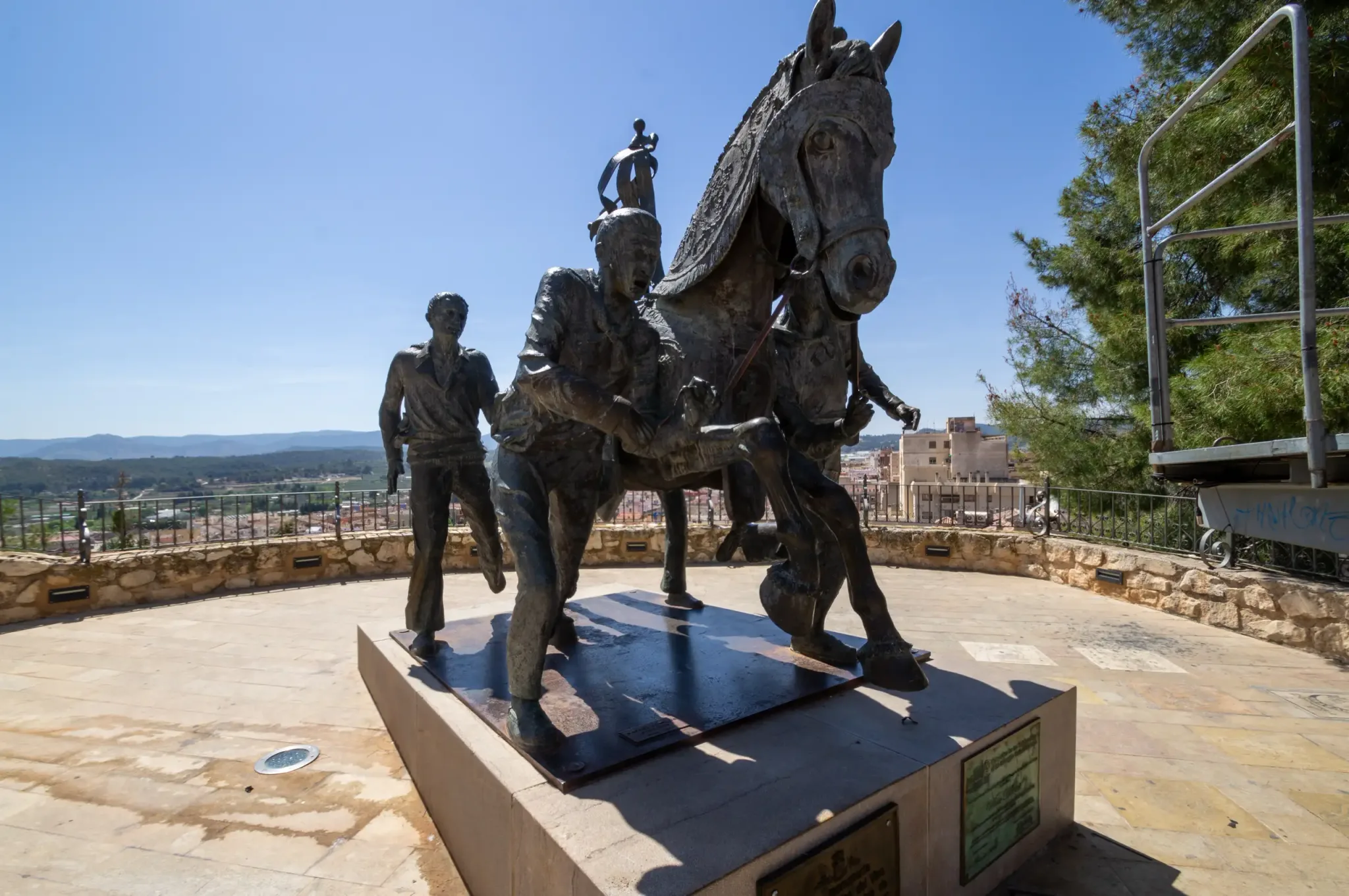 Sculpture du monument des chevaux de vin surplombant Caravaca de la Cruz, vue 2