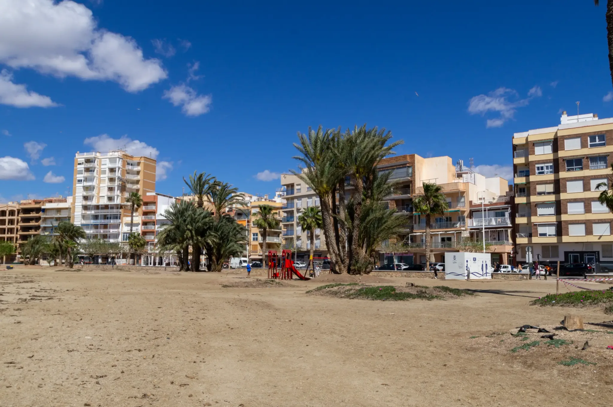 Águilas beachfront with apartment buildings and palm trees