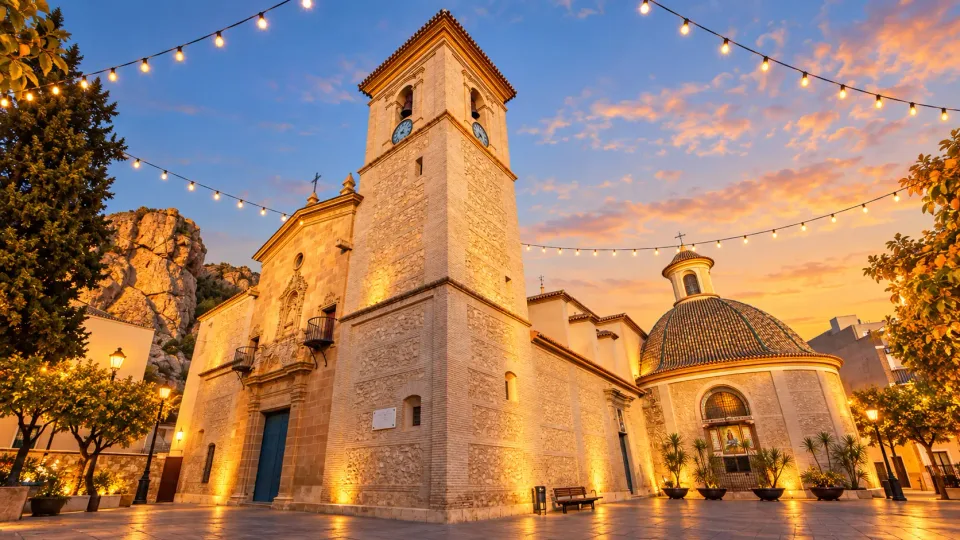 Iglesia y plaza iluminadas en Alhama de Murcia al atardecer