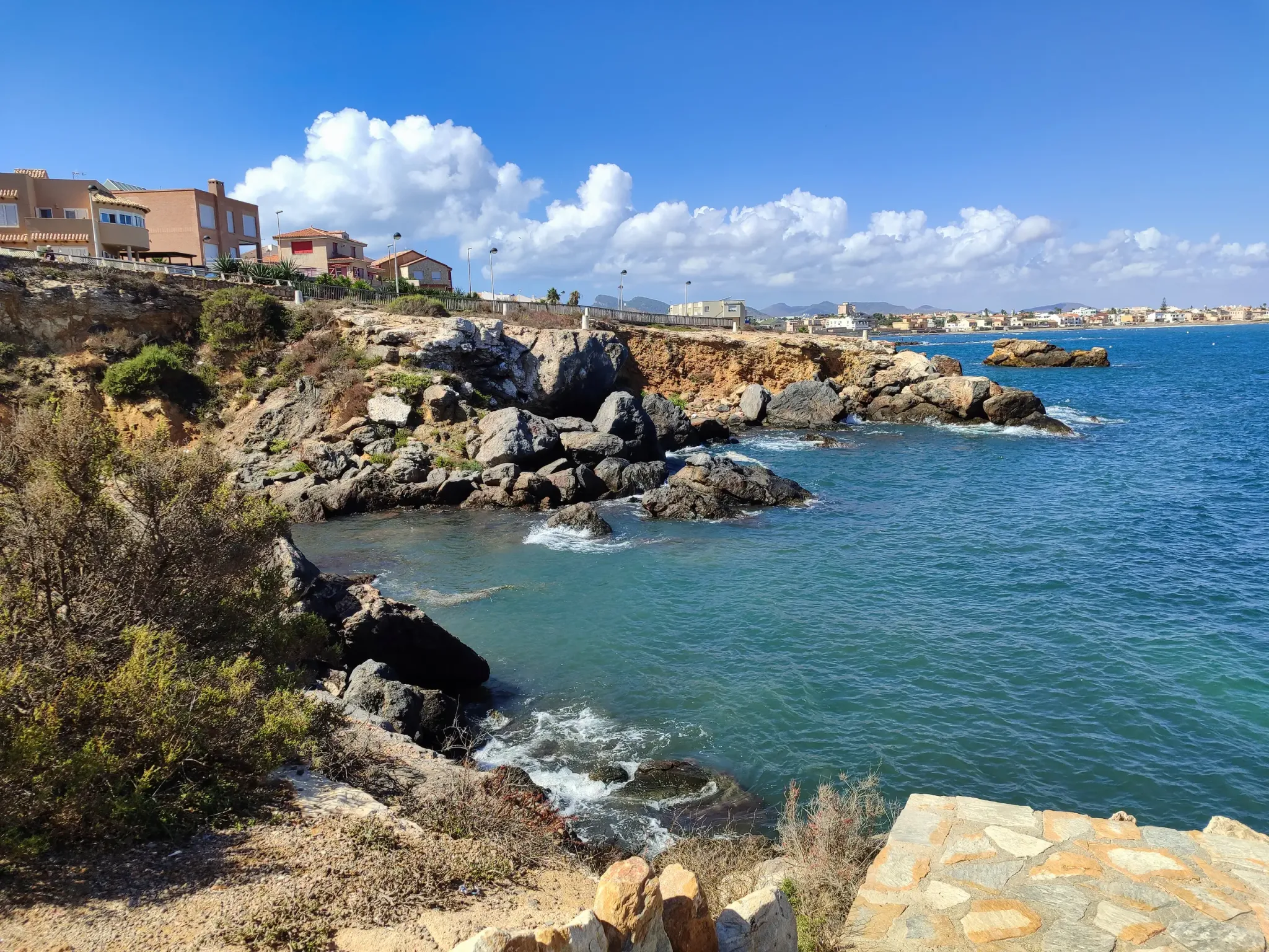 Côte rocheuse et eaux bleues de la Méditerranée à Cabo de Palos