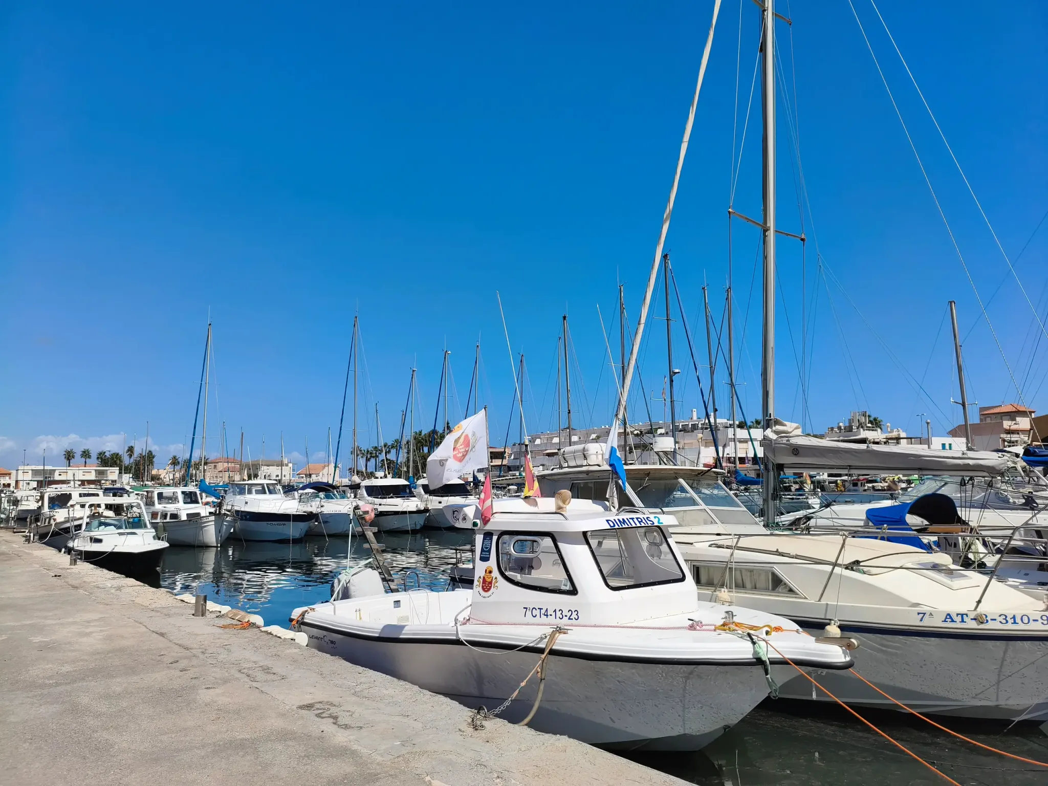 Petits bateaux de pêche et de loisirs dans le port de Cabo de Palos