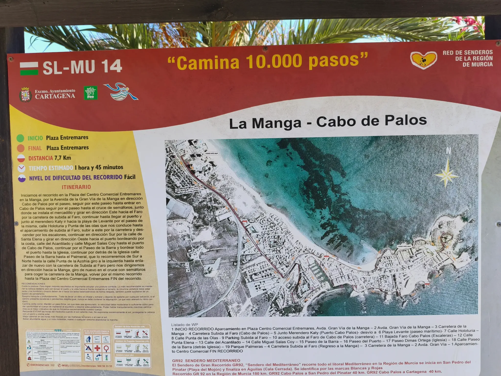Panneau d'information montrant l'itinéraire pédestre de La Manga à Cabo de Palos