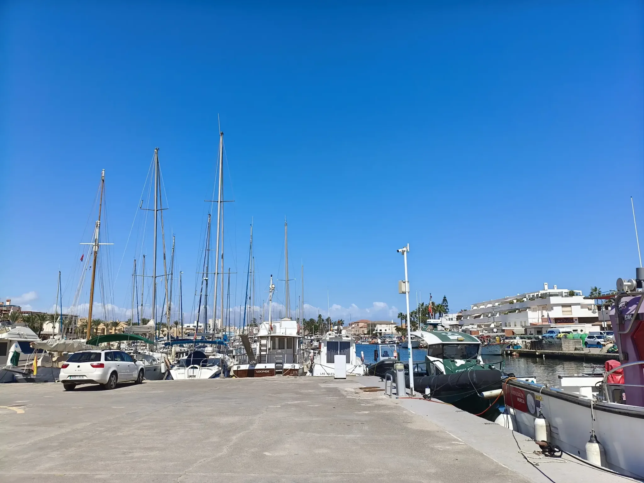 Acceso y aparcamiento junto al puerto deportivo de Cabo de Palos