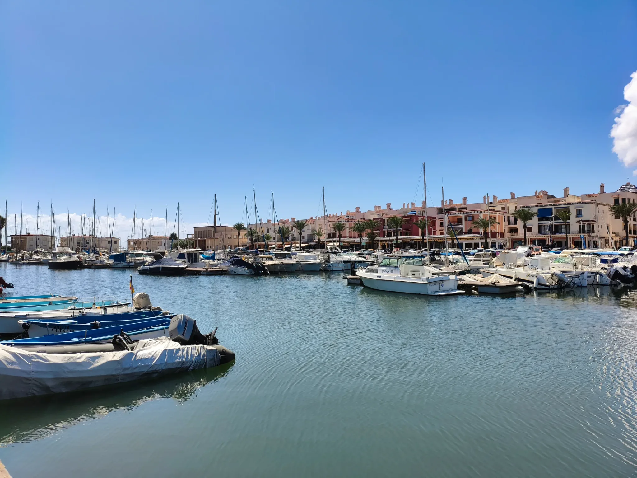 Vista amplia de la dársena protegida del puerto deportivo de Cabo de Palos