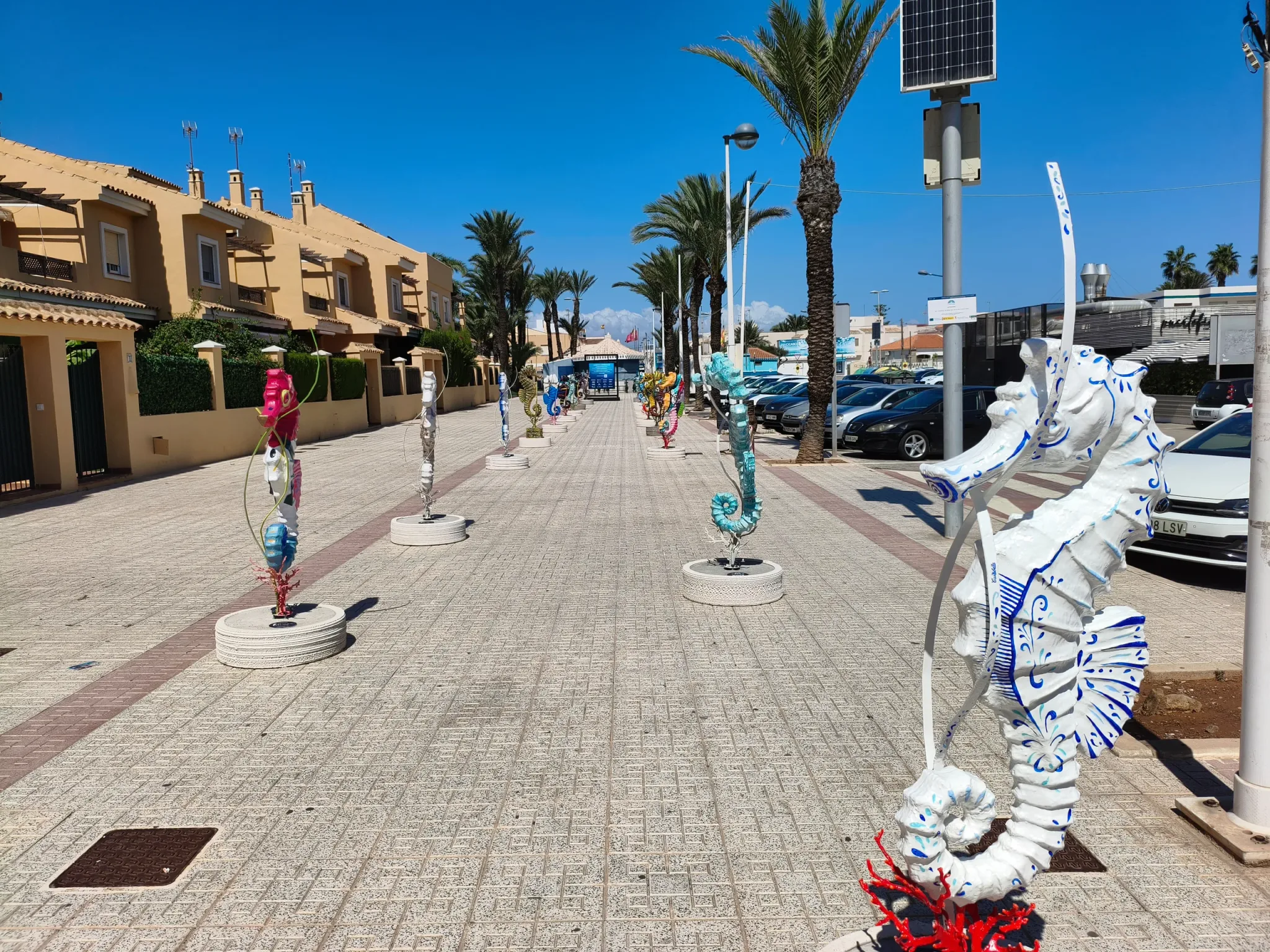 Paseo marítimo y escultura de un caballito de mar junto al puerto de Cabo de Palos