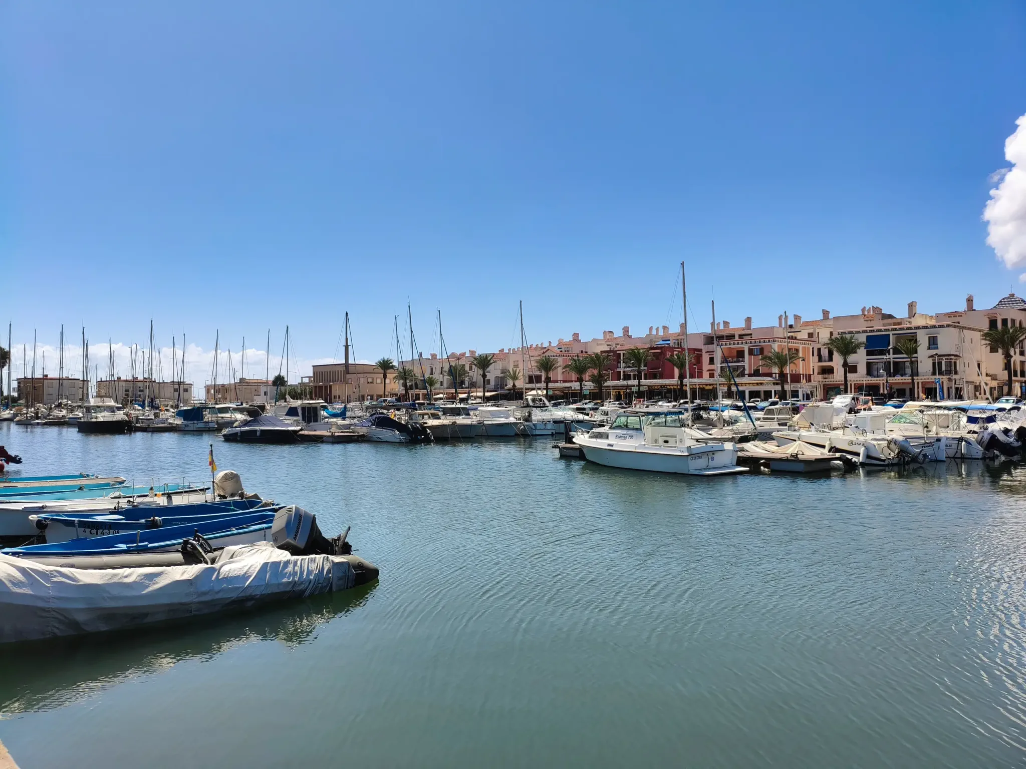 Bateaux amarrés dans la marina abritée de Cabo de Palos