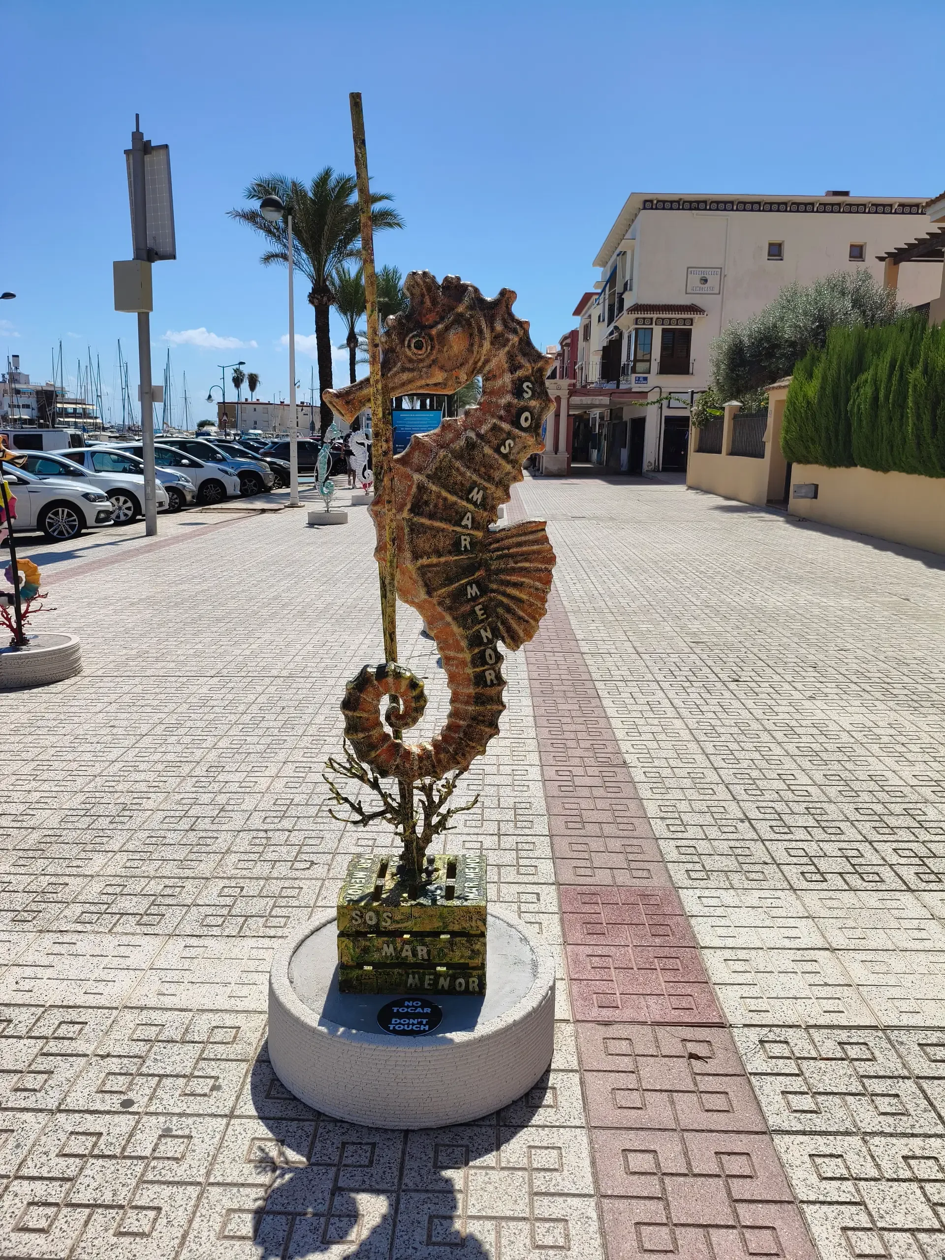 Sculpture d'hippocampe sur la promenade du port de Cabo de Palos