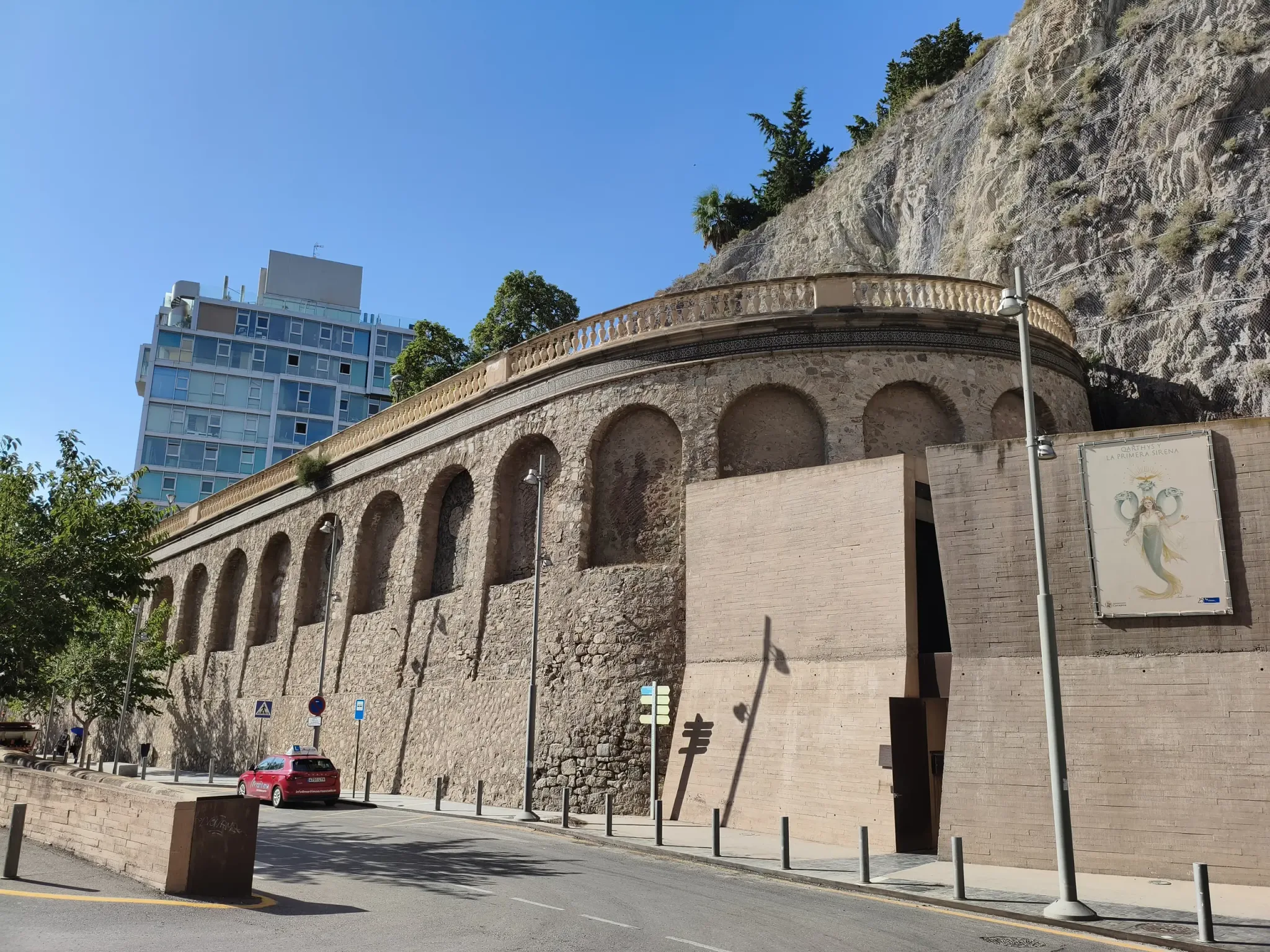 Extérieur en arc de briques à côté Colline de Concepción et ascenseur panoramique