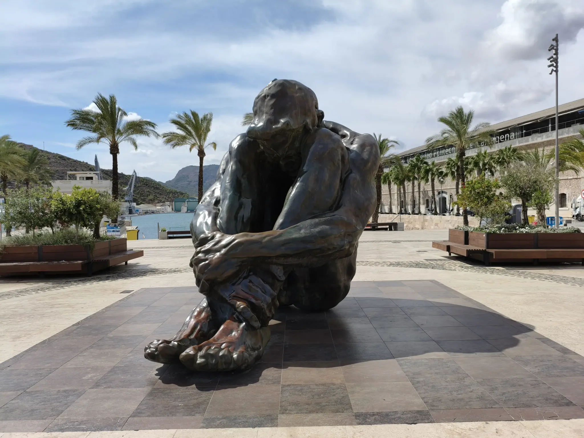 Grande sculpture de gorille assis sur Front de mer de Carthagène