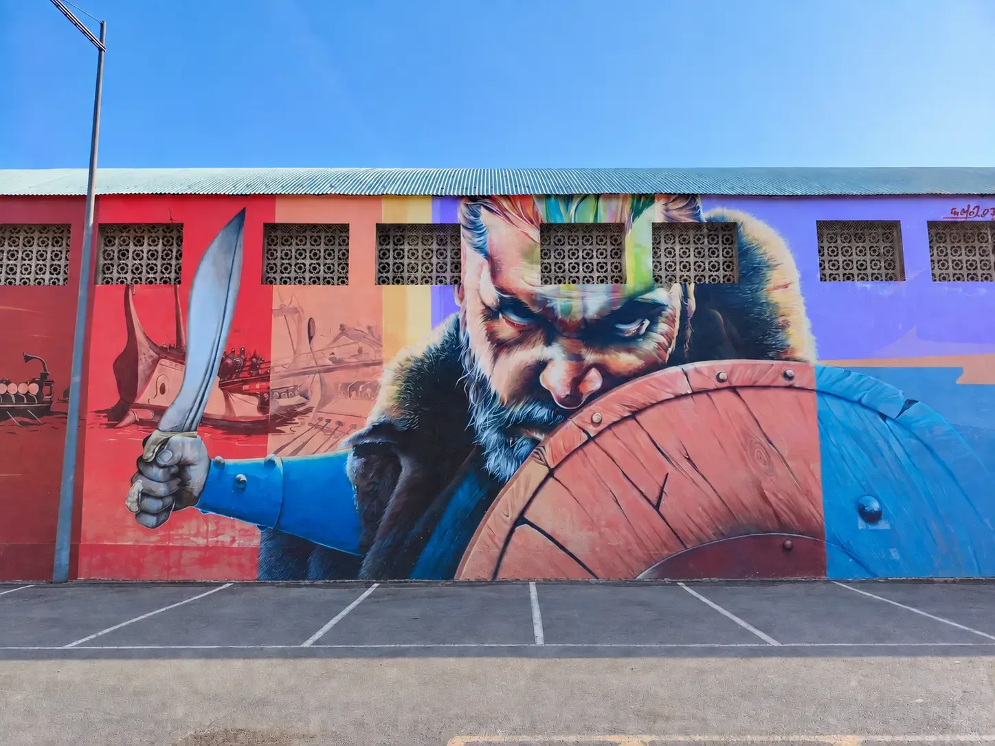 Peinture murale colorée recouvrant un bâtiment près du port de Carthagène