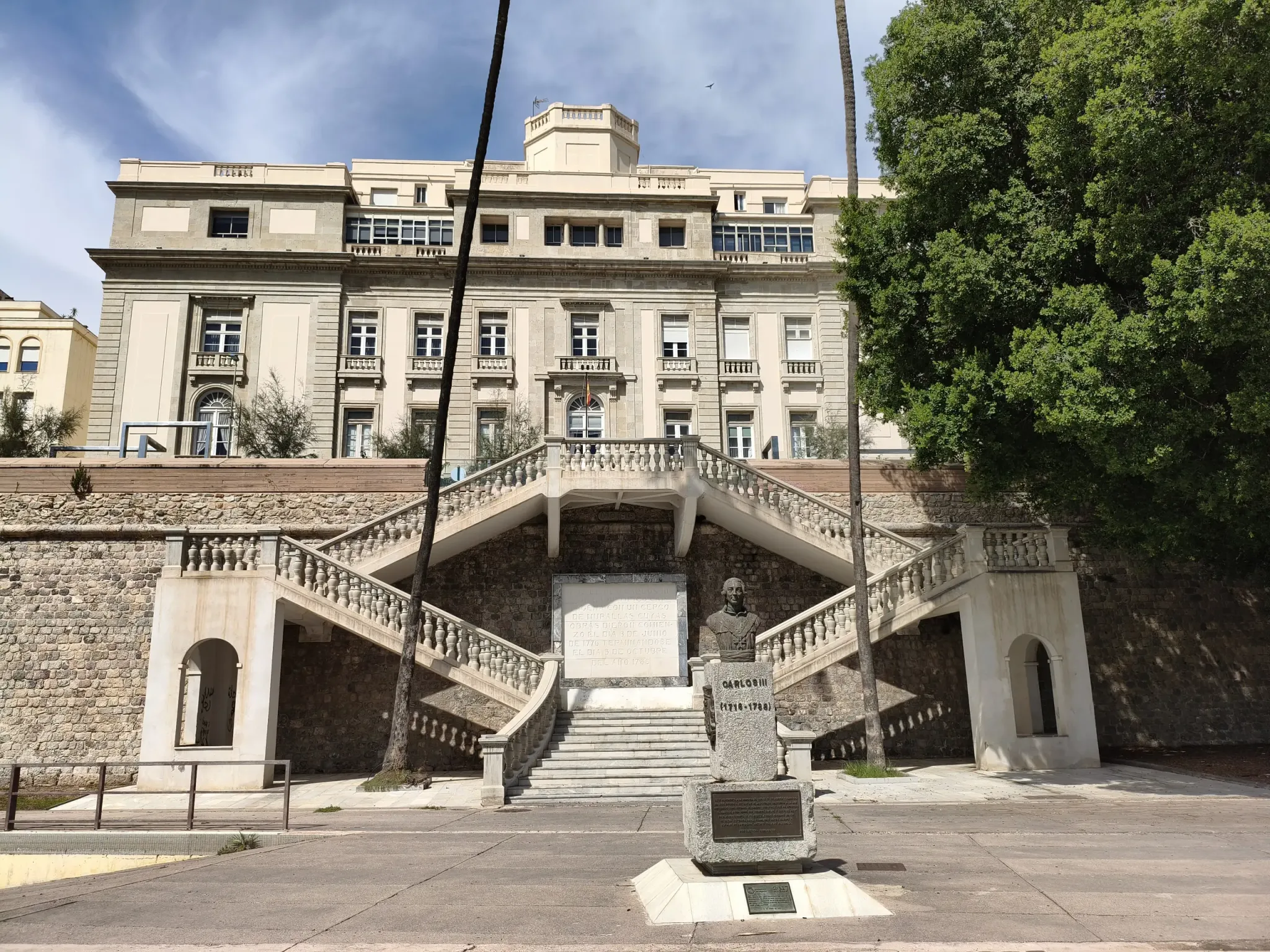Larges marches en pierre menant à un bâtiment historique à Carthagène