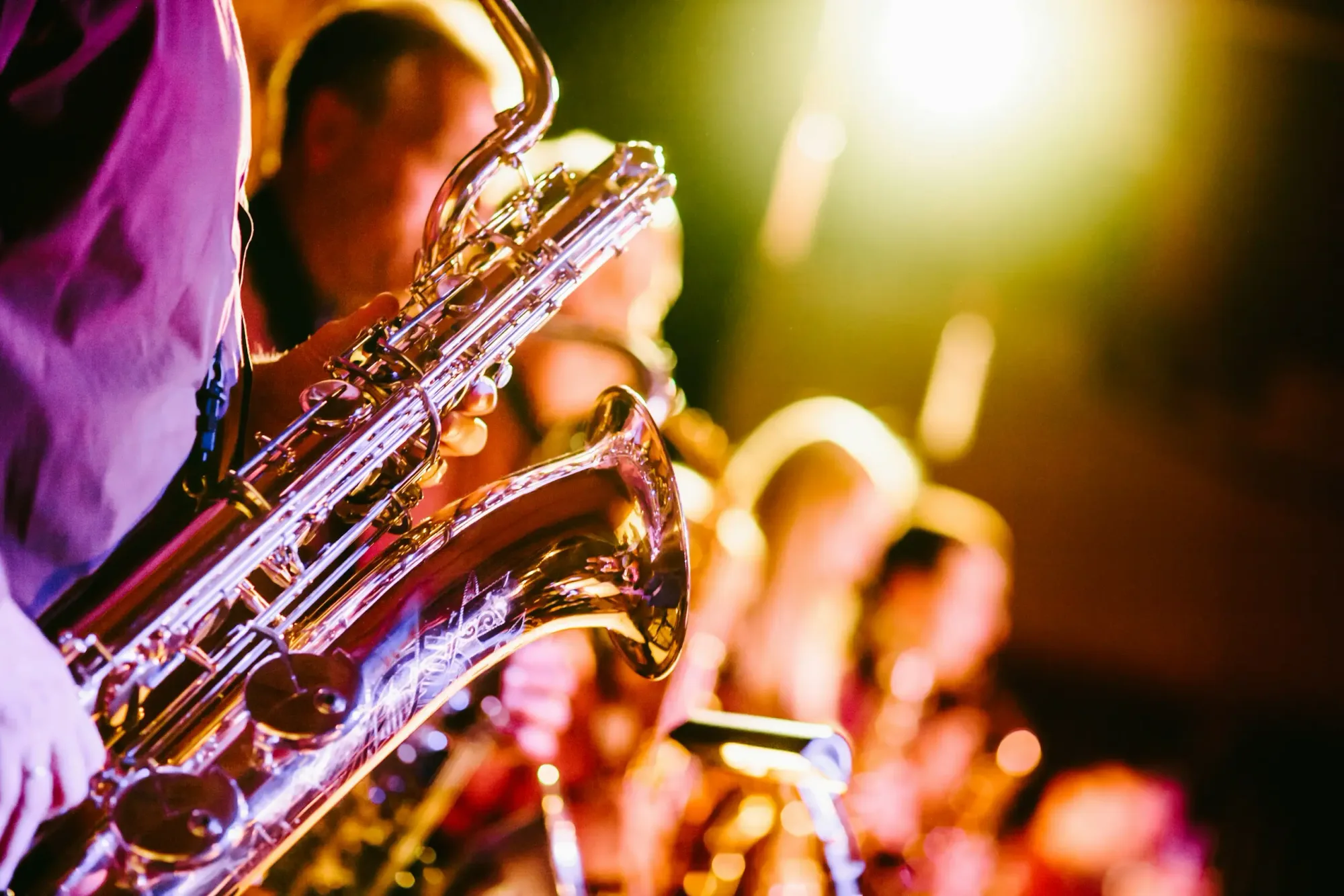 Saxofonist die optreedt onder warme podiumverlichting