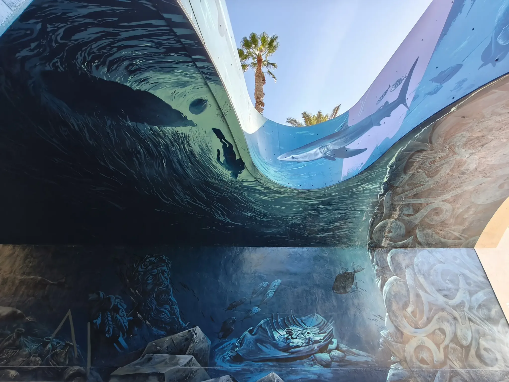 Peinture murale aux tons bleus recouvrant les murs et le plafond d'un passage de Carthagène