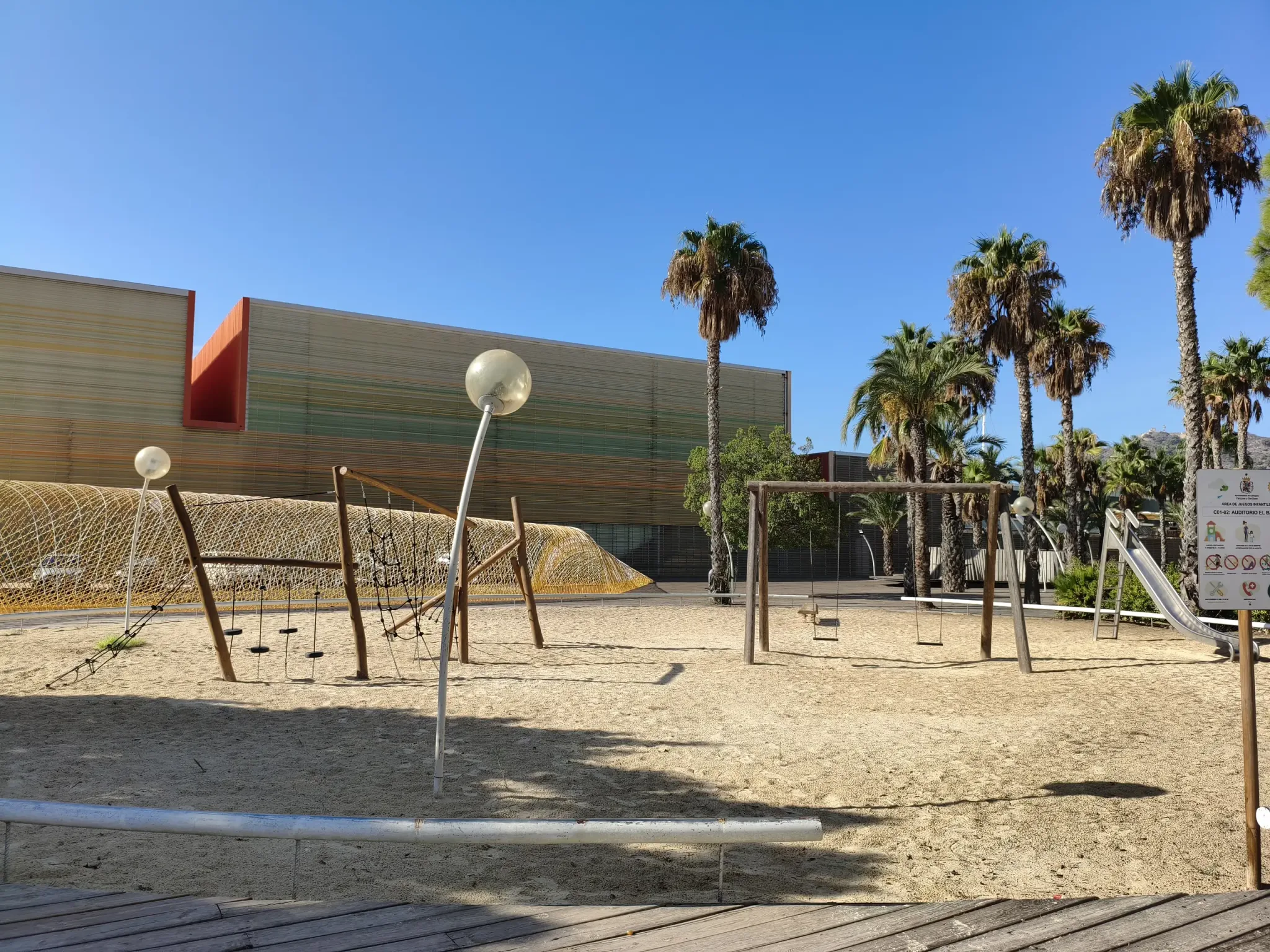 Aire de jeux pour enfants avec portiques et palmiers à Carthagène