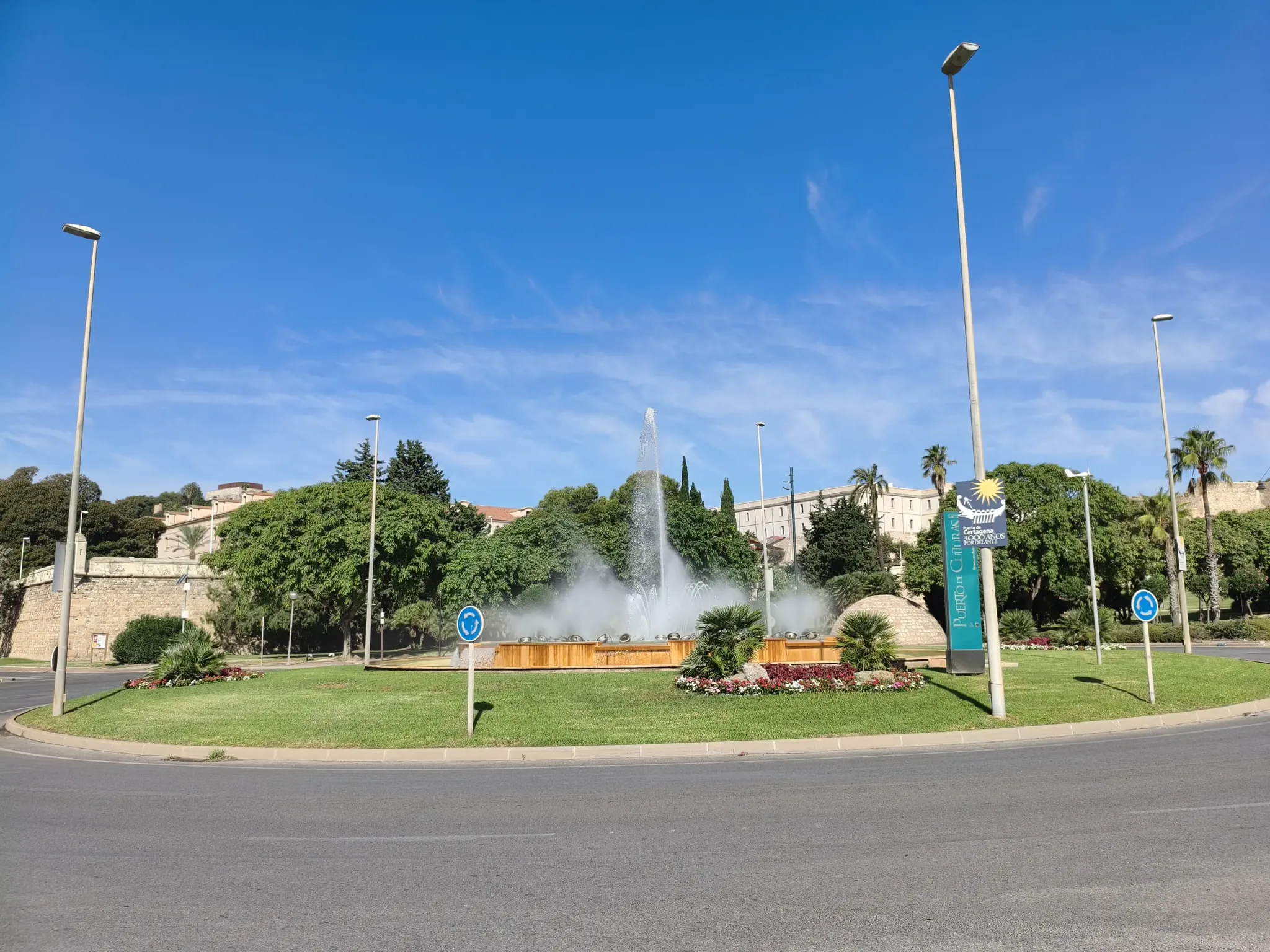 Rond-point paysager et fontaine à Carthagène