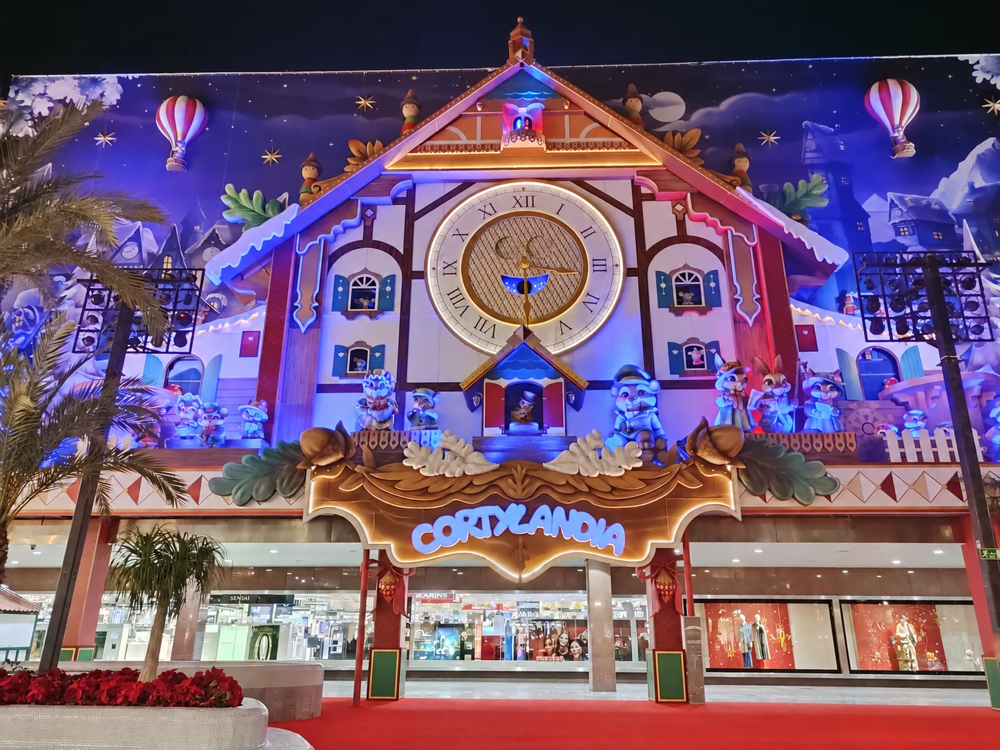 Die beleuchtete Weihnachtsfassade von Cortylandia.