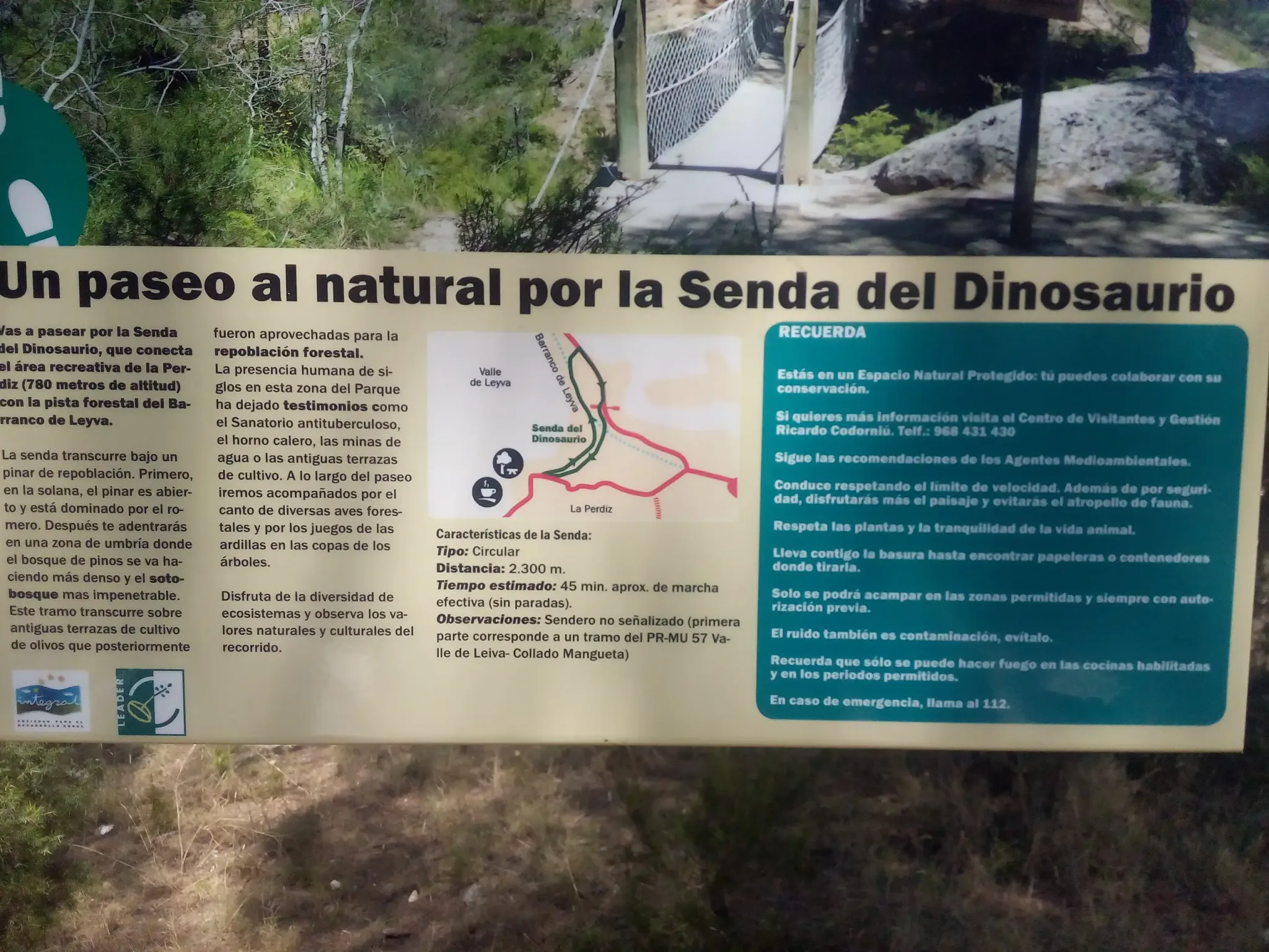 Panel informativo de la Senda del Dinosaurio con mapa y consejos de conservación