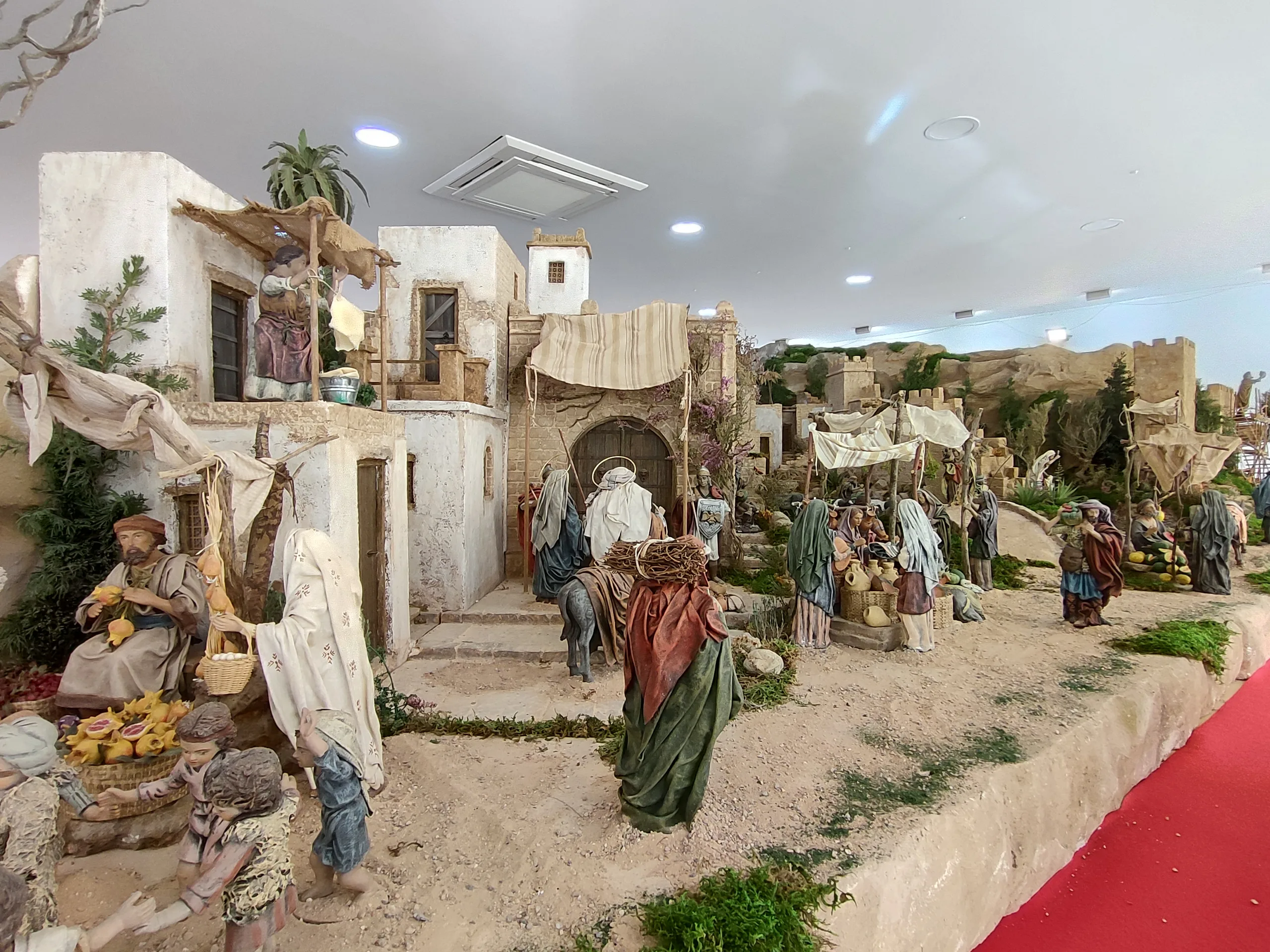Eine Weihnachtskrippe in Fuente Álamo mit Dorfszenen rund um die Geburt Christi.