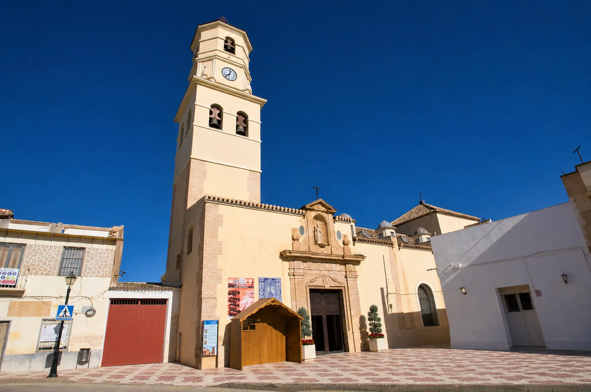 Iglesia de San Agustín en el centro de Fuente Álamo de Murcia bajo un cielo azul profundo