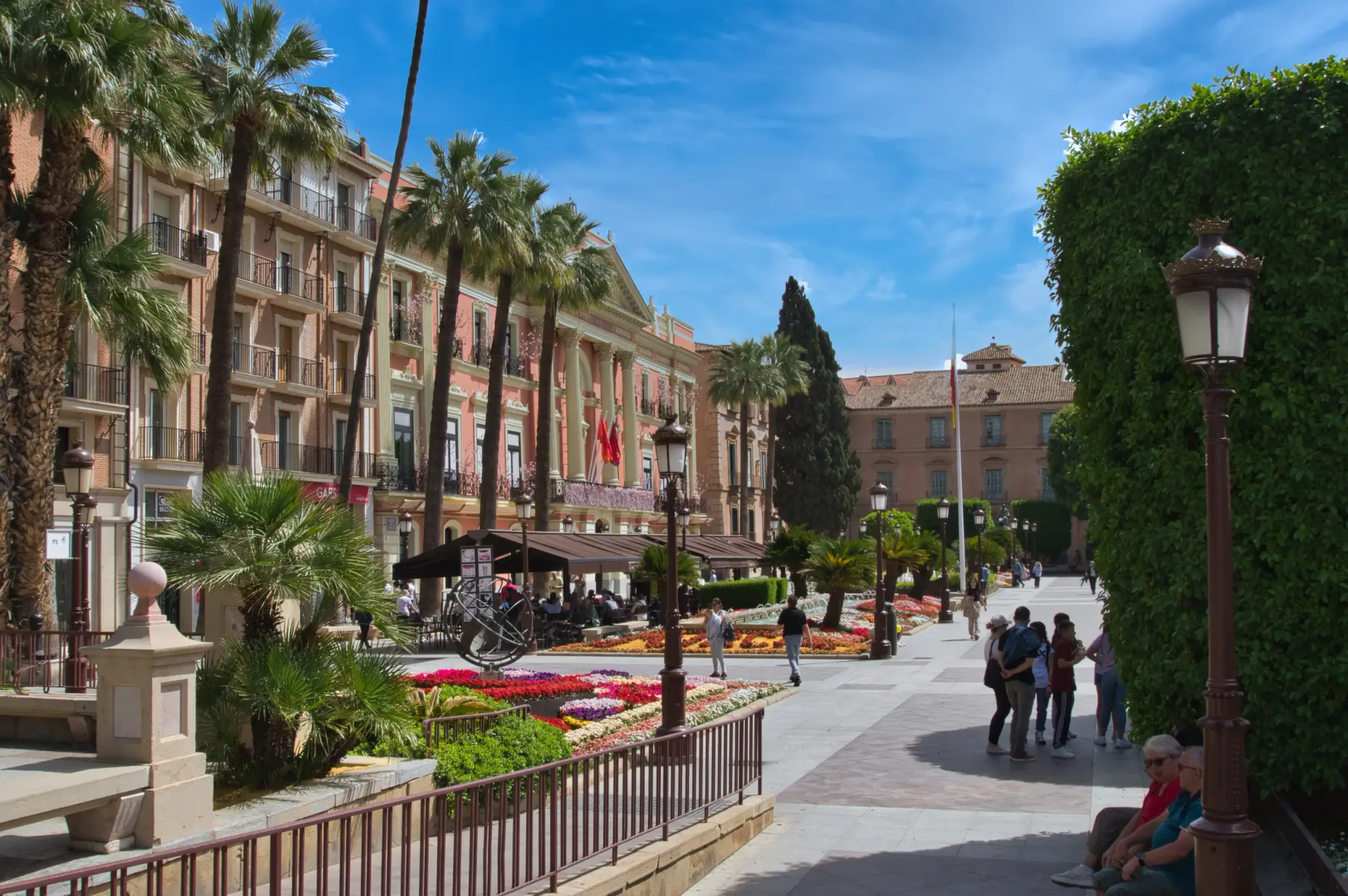 Palm-lined promenade through the Glorieta de España