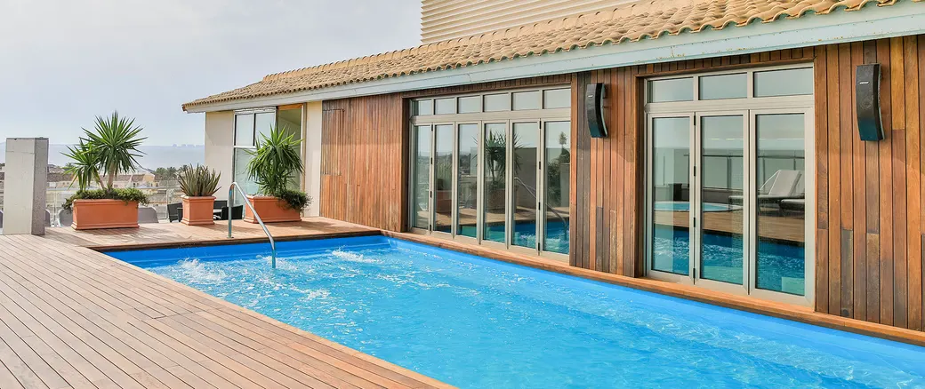 Piscina en la azotea del Hotel 525 en Los Alcázares