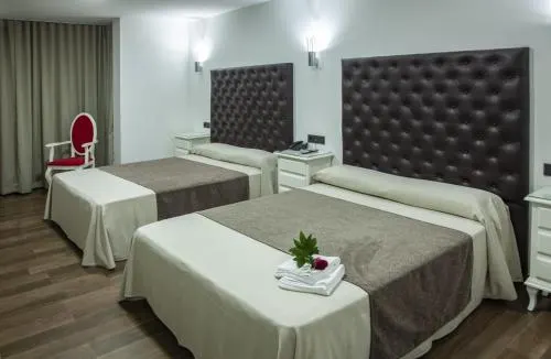 Tweepersoonskamer met twee bedden in Hotel Julián in Alhama de Murcia