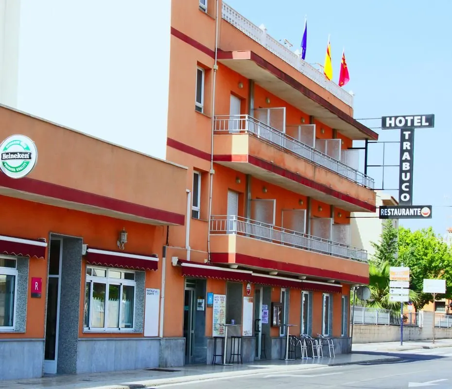 Exterior del Hotel Trabuco en Santiago de la Ribera
