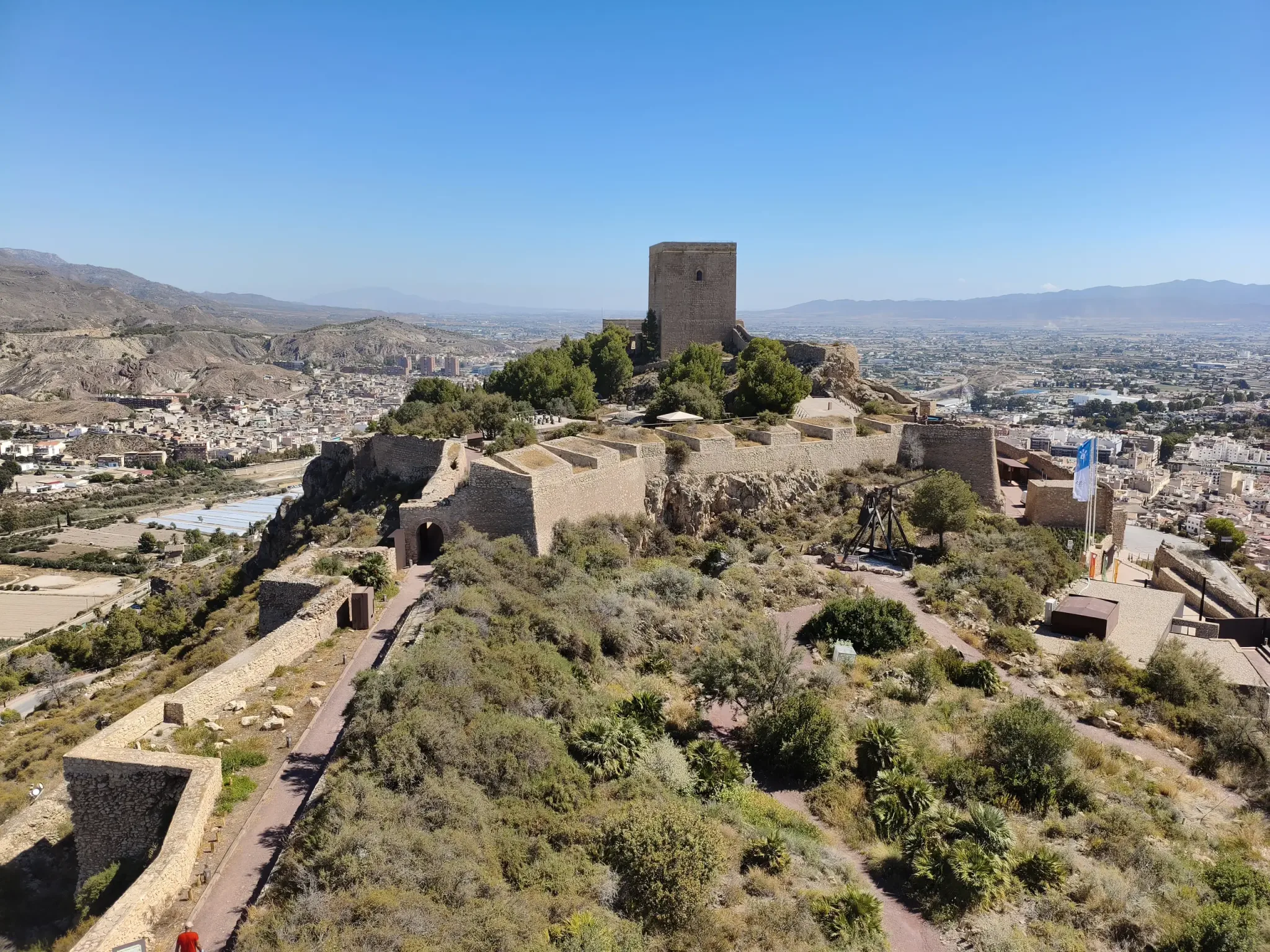 Château de Lorca s'étendant le long de sa crête au-dessus de la ville