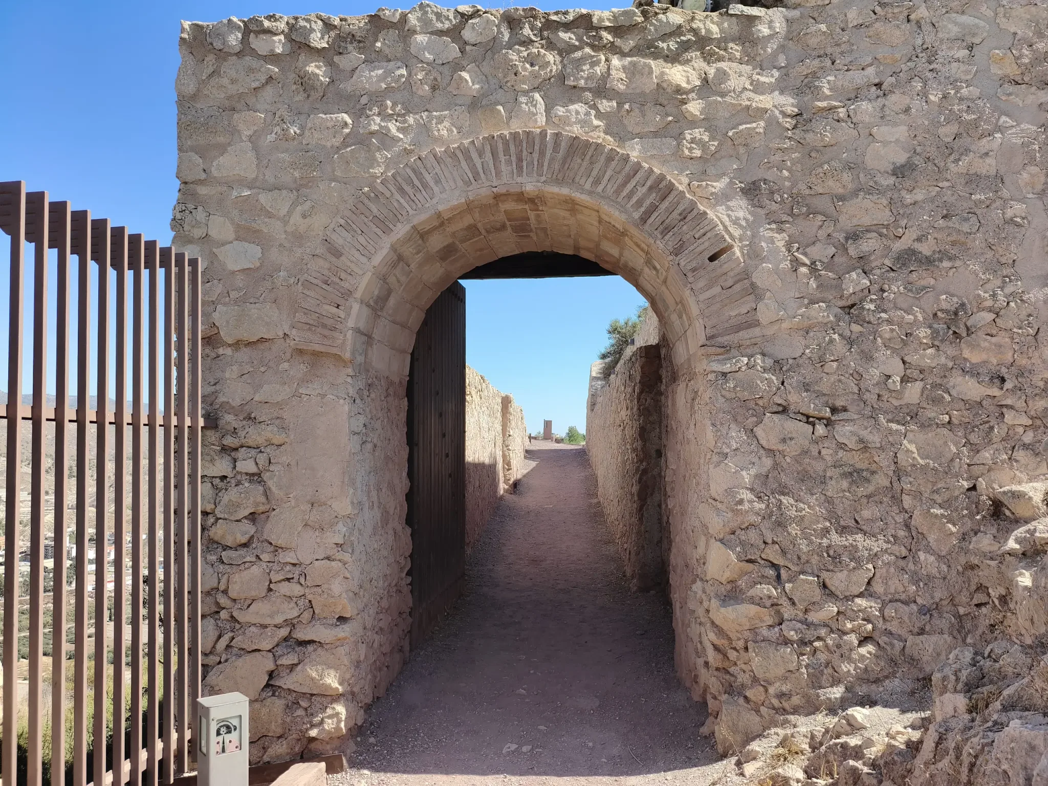 Voûte et porte en pierre du château de Lorca