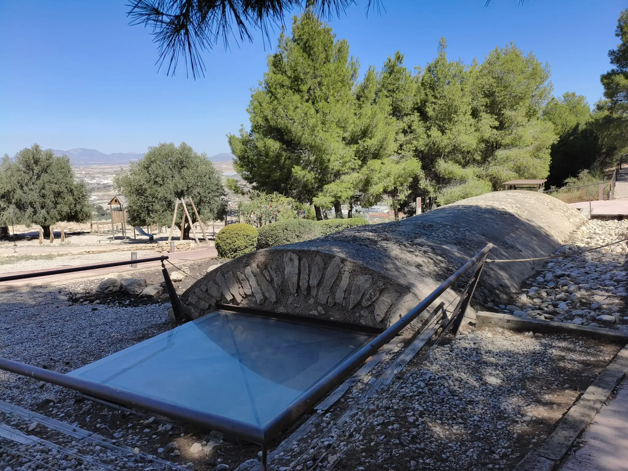 Installation métallique d'interprétation située dans le parc rocheux du château