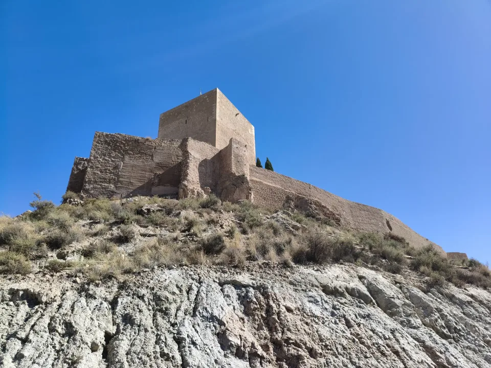 Murs de pierre du château de Lorca s'élevant au-dessus de la colline rocheuse