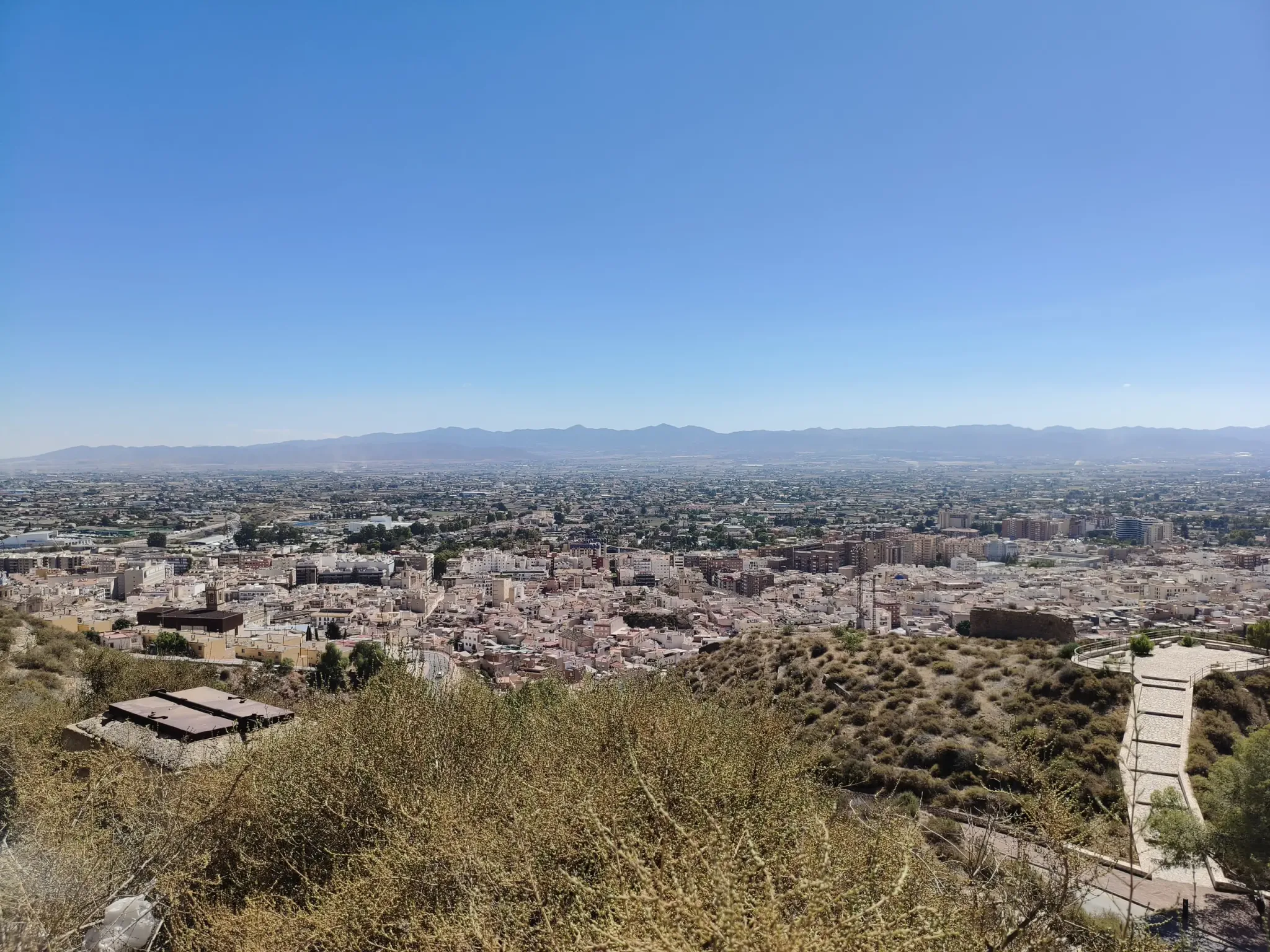 Vue panoramique des bâtiments de Lorca et du paysage sec environnant