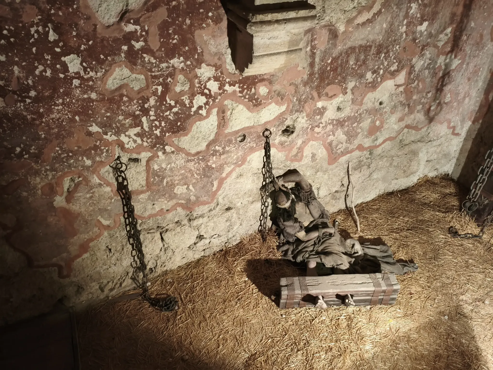 Mécanisme de puits historique à l'intérieur d'une chambre en pierre brute