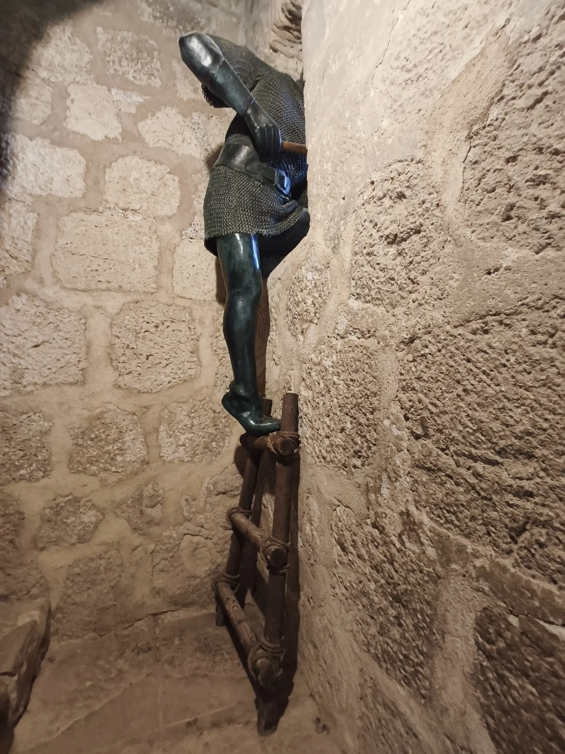 Escalier étroit en pierre à l'intérieur d'une des tours du château de Lorca