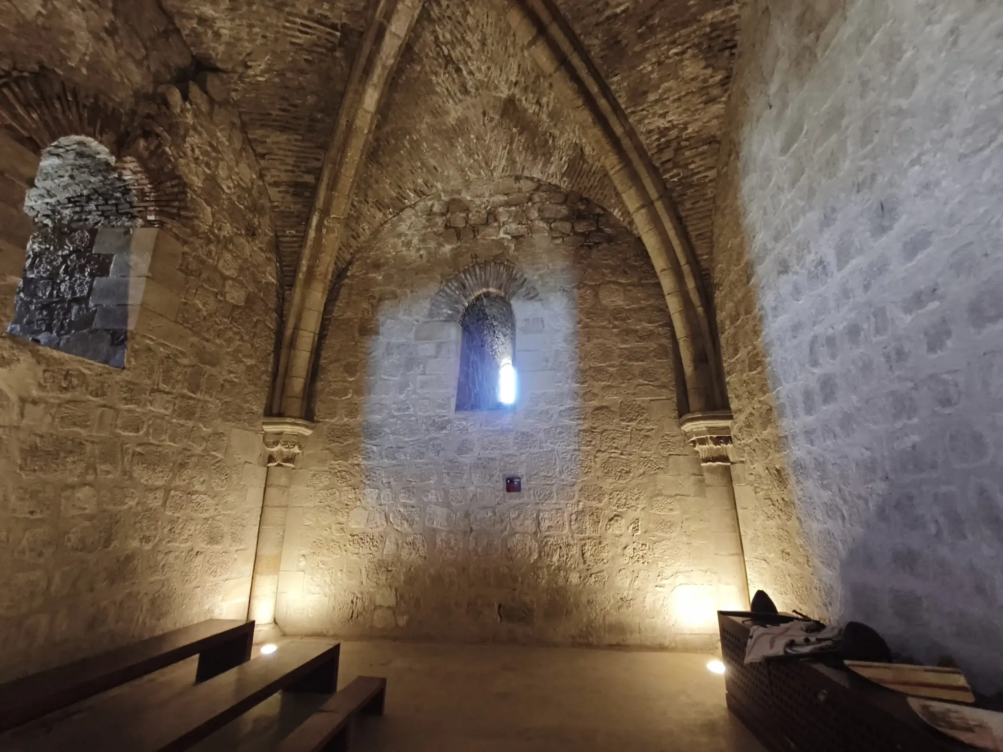 Haute chambre voûtée en pierre à l'intérieur d'une tour médiévale