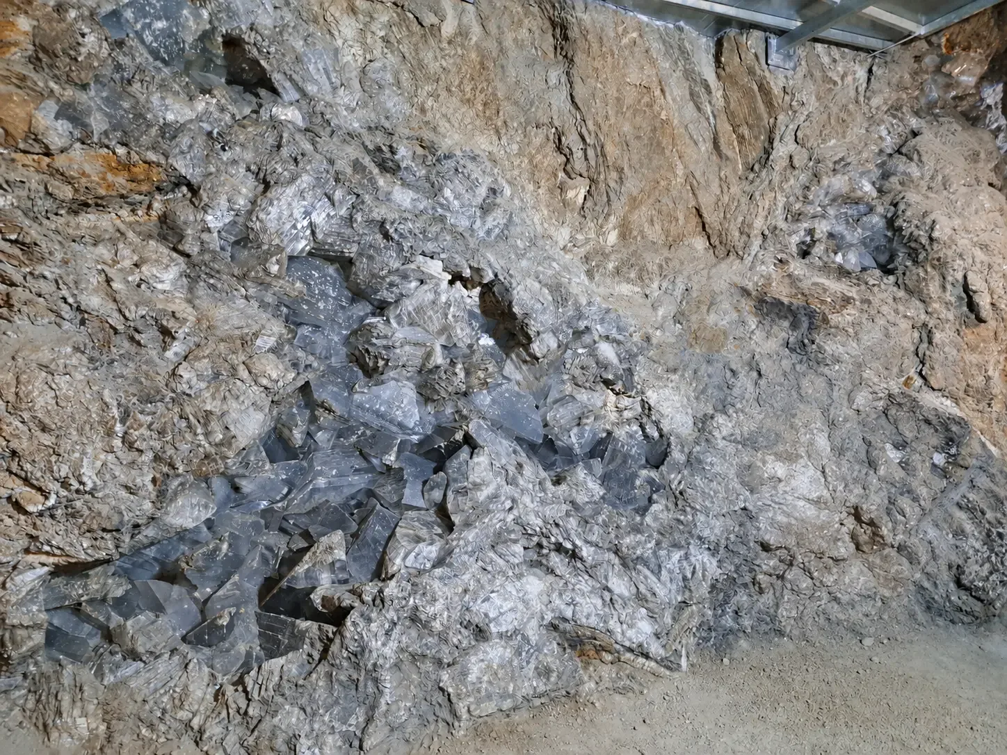 Grey and white mineral crystals exposed in a Mina Rica wall