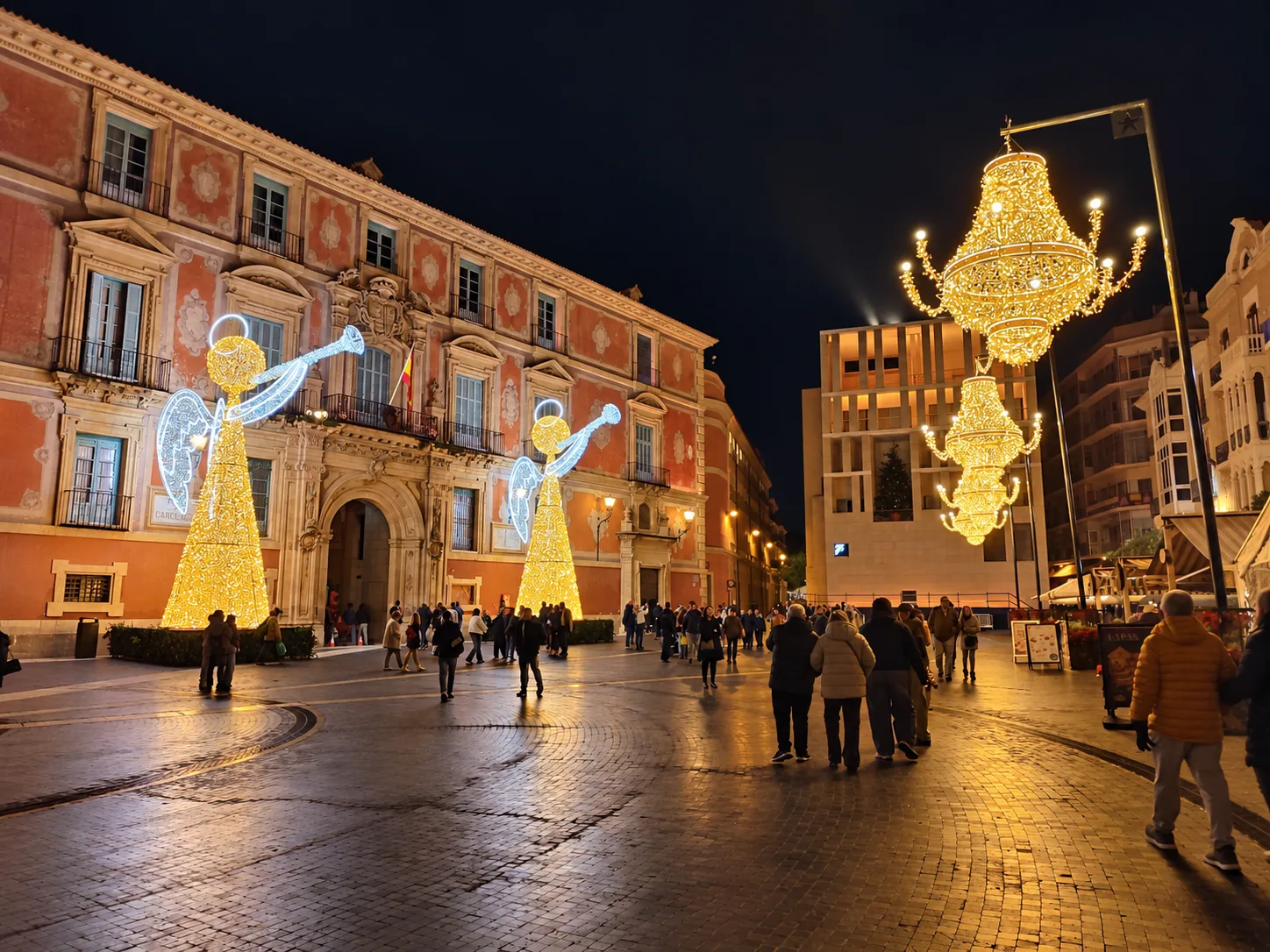 Weihnachtslichter auf der Plaza Cardenal Belluga in Murcia.