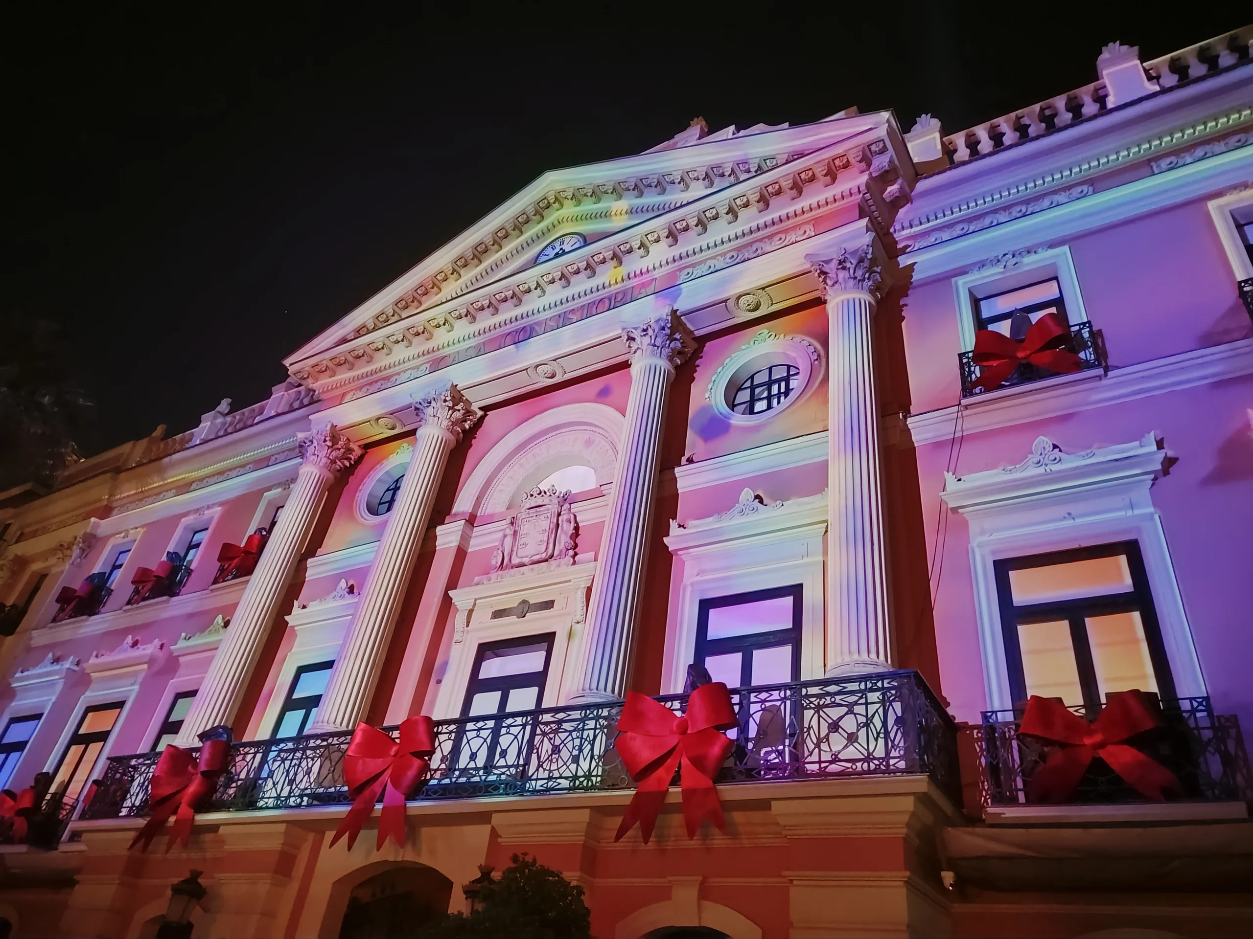 Weihnachtsbeleuchtung am Rathaus von Murcia.