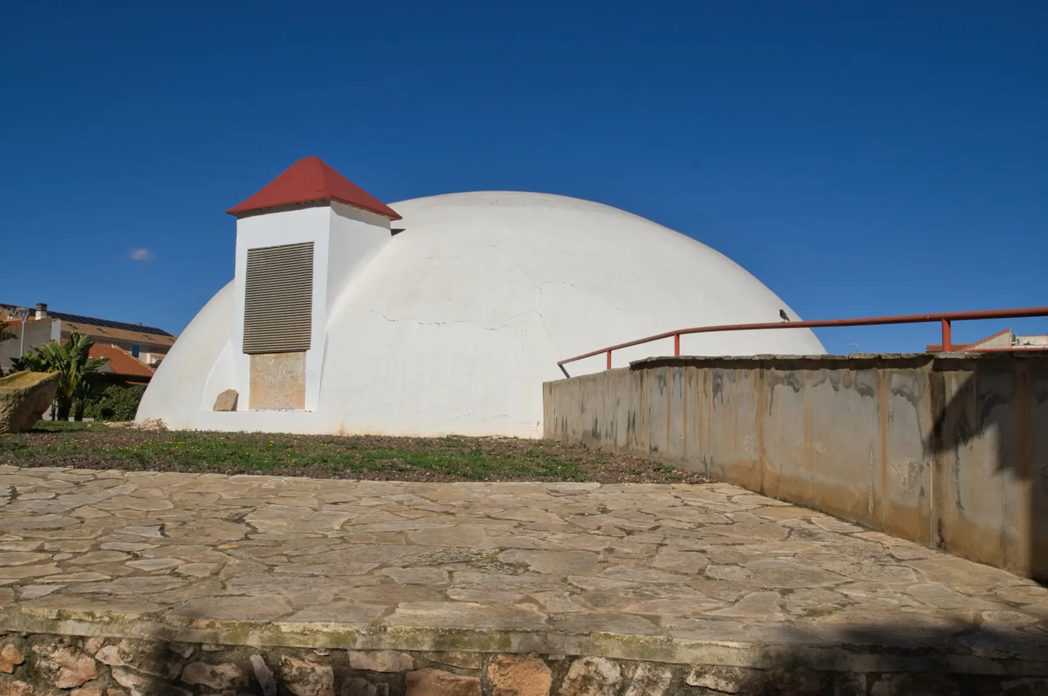 White domed exterior of the Aljibón de Corverica water museum in Fuente Álamo
