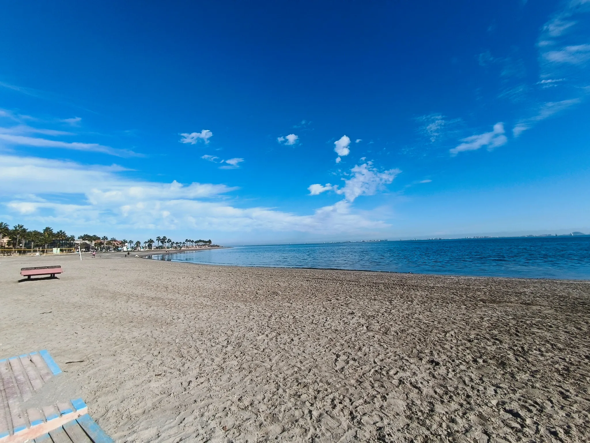 Playa de Las Salinas mirando a lo largo de la playa hacia Los Alcázares