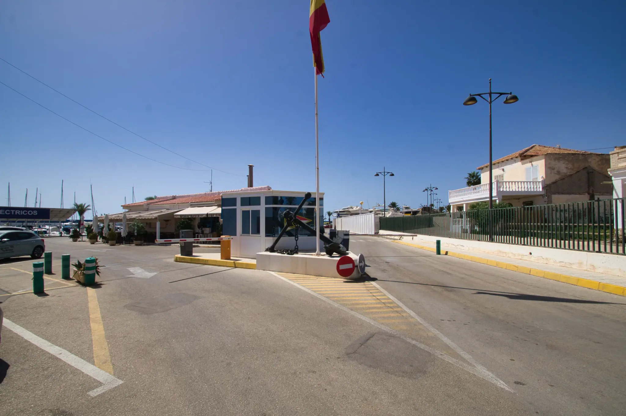 Toegang tot de oude jachthaven van Puerto de Mazarrón met een ankermonument